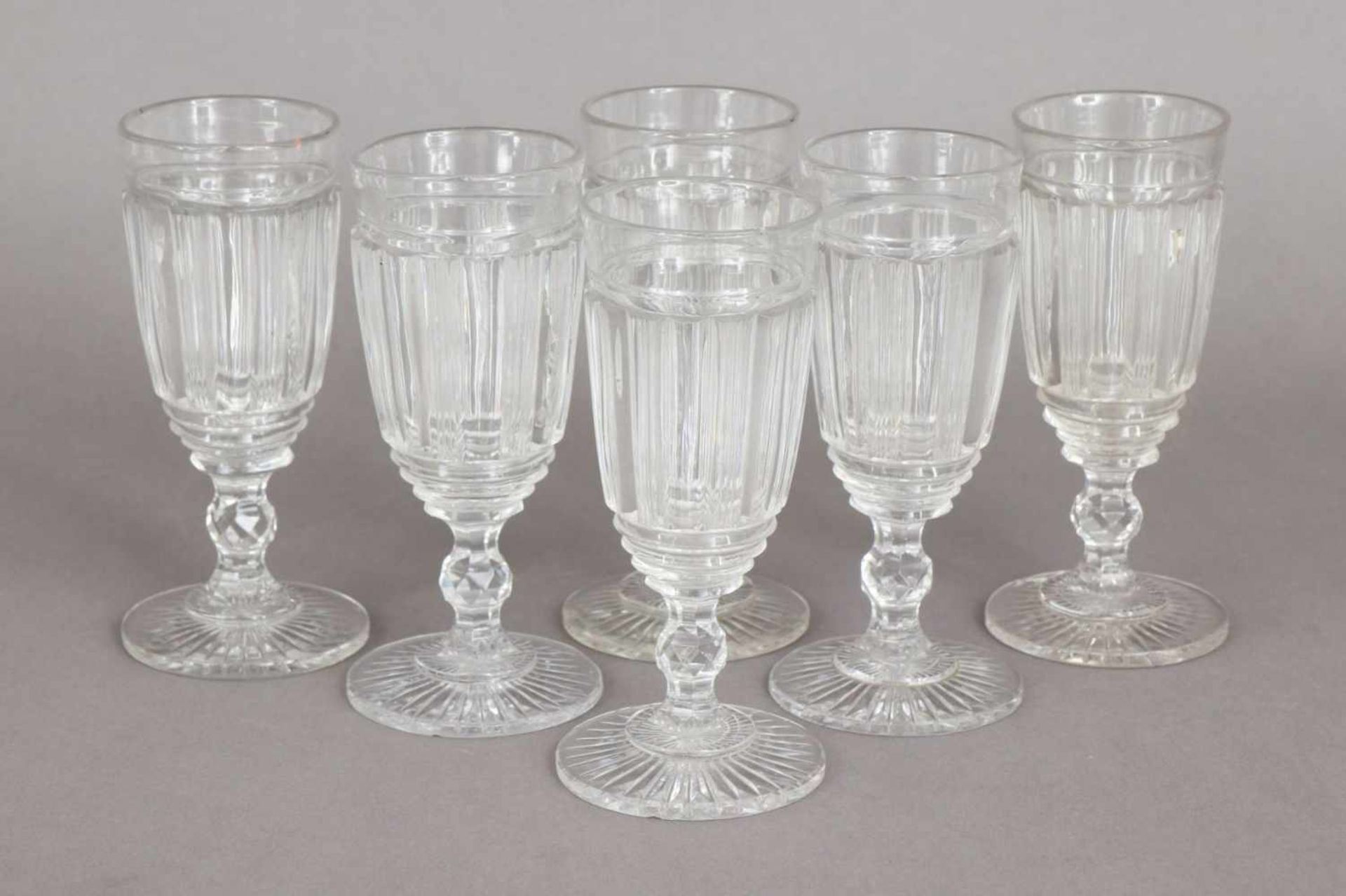 6 Empire Süßwein Gläser farbloses Glas, Kuppa mit vertikalem Kerbschliff, Stiel mit facettiertem