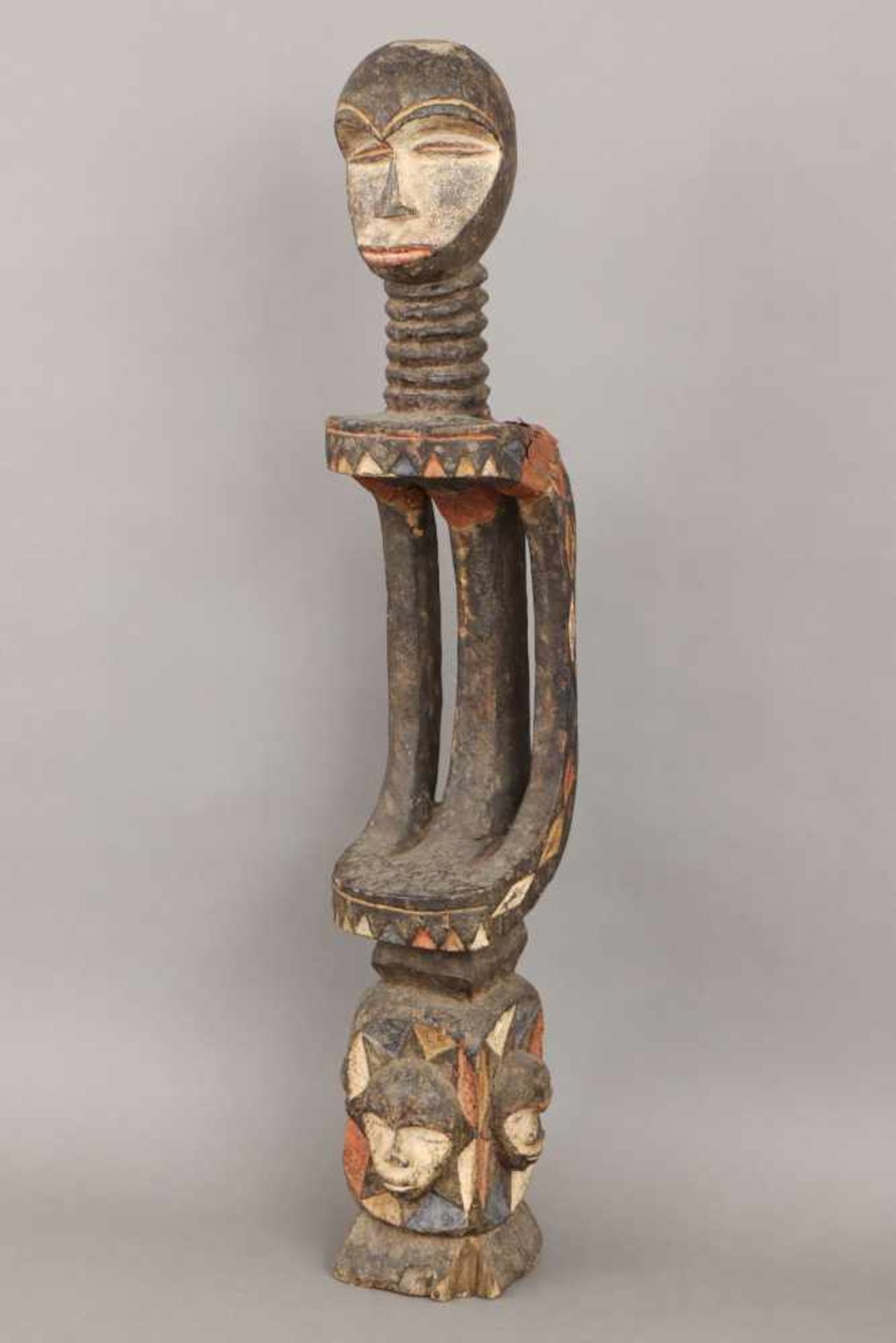 Afrikanische Ritual-/Ahnenfigur Holz, geschnitzt und geschwärzt, in Partien rot-weiß (Kaolin)