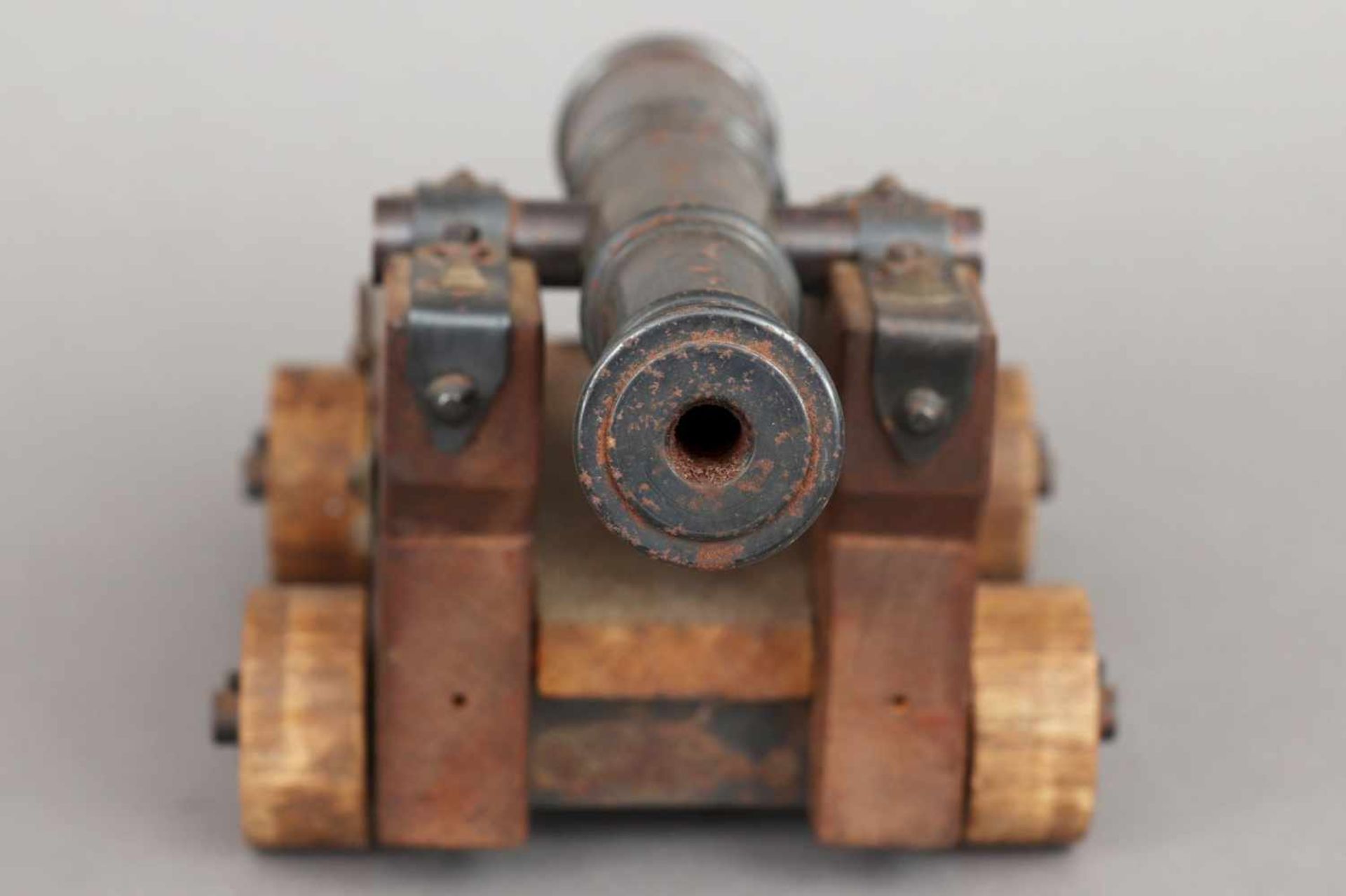 Modell Kanone Eisen, gebläut, und Eichenholz, schiessfähige Kanone auf gestuftem Holzstand mit - Bild 3 aus 4