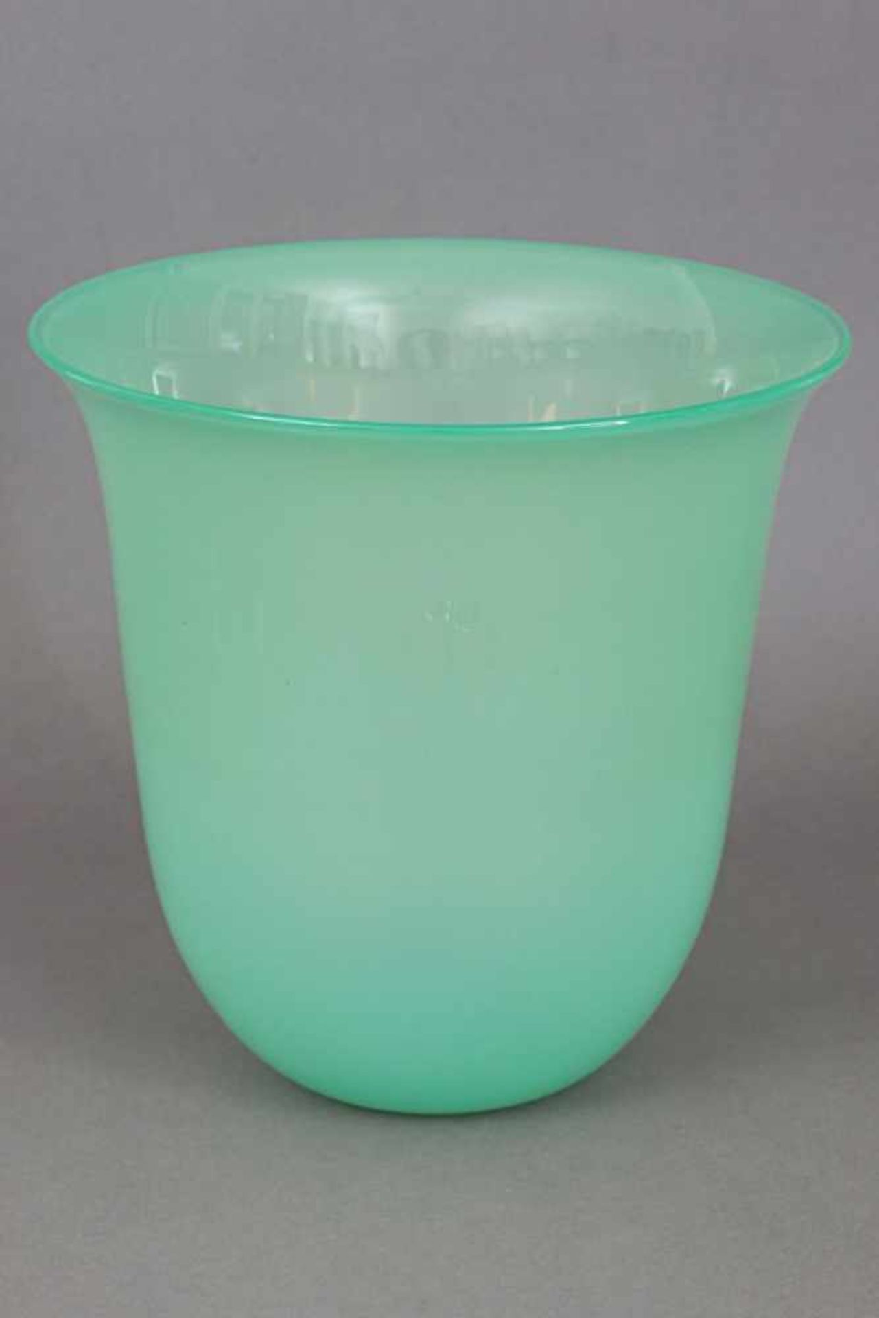 WILKE ADOLFSSON Glasvase grünes Glas, trichterförmiger Korpus, am Boden signiert, H 25cm