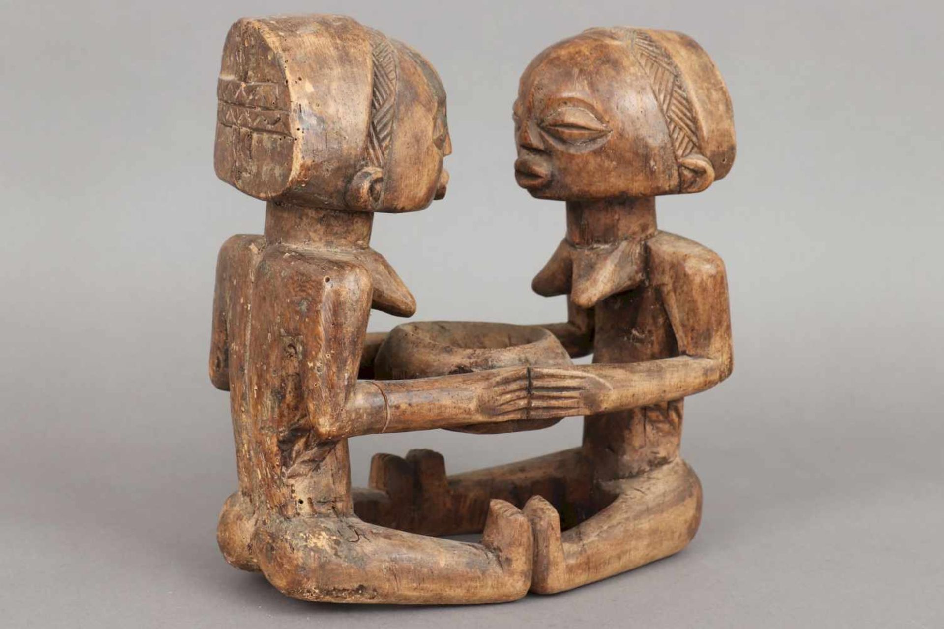 Afrikanische Holzschnitzfigur ¨2 weibliche Figuren / Zwillinge¨ eine Schale stützend, wohl - Bild 2 aus 5
