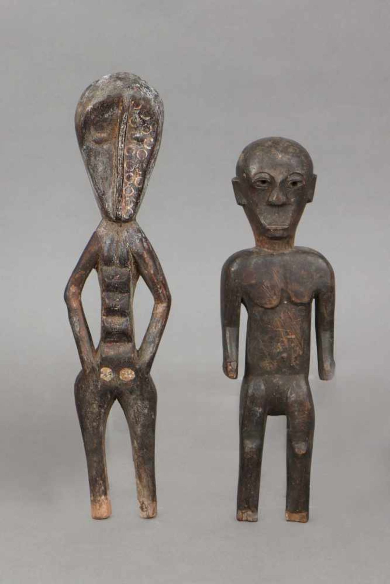2 afrikanische Power-Figuren Zentralafrika, Holz, geschnitzt, dunkel patiniert bzw. mit hellem
