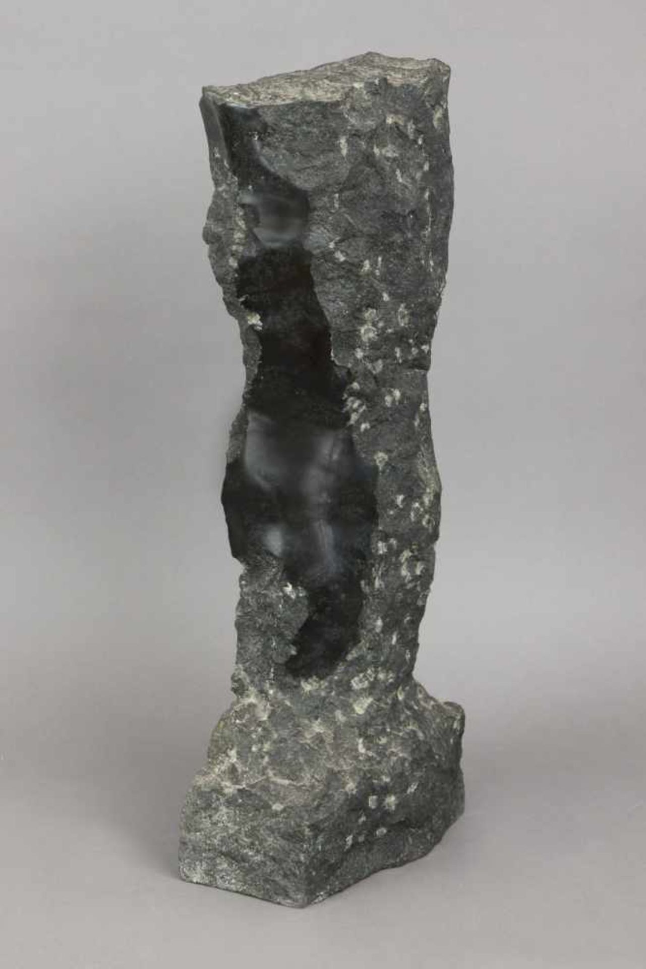 WOLF BROELL (1950) Stein-Skulptur ¨Offener Torso¨ dunkler Granit, grob behauen und glatt poliert, - Bild 4 aus 4