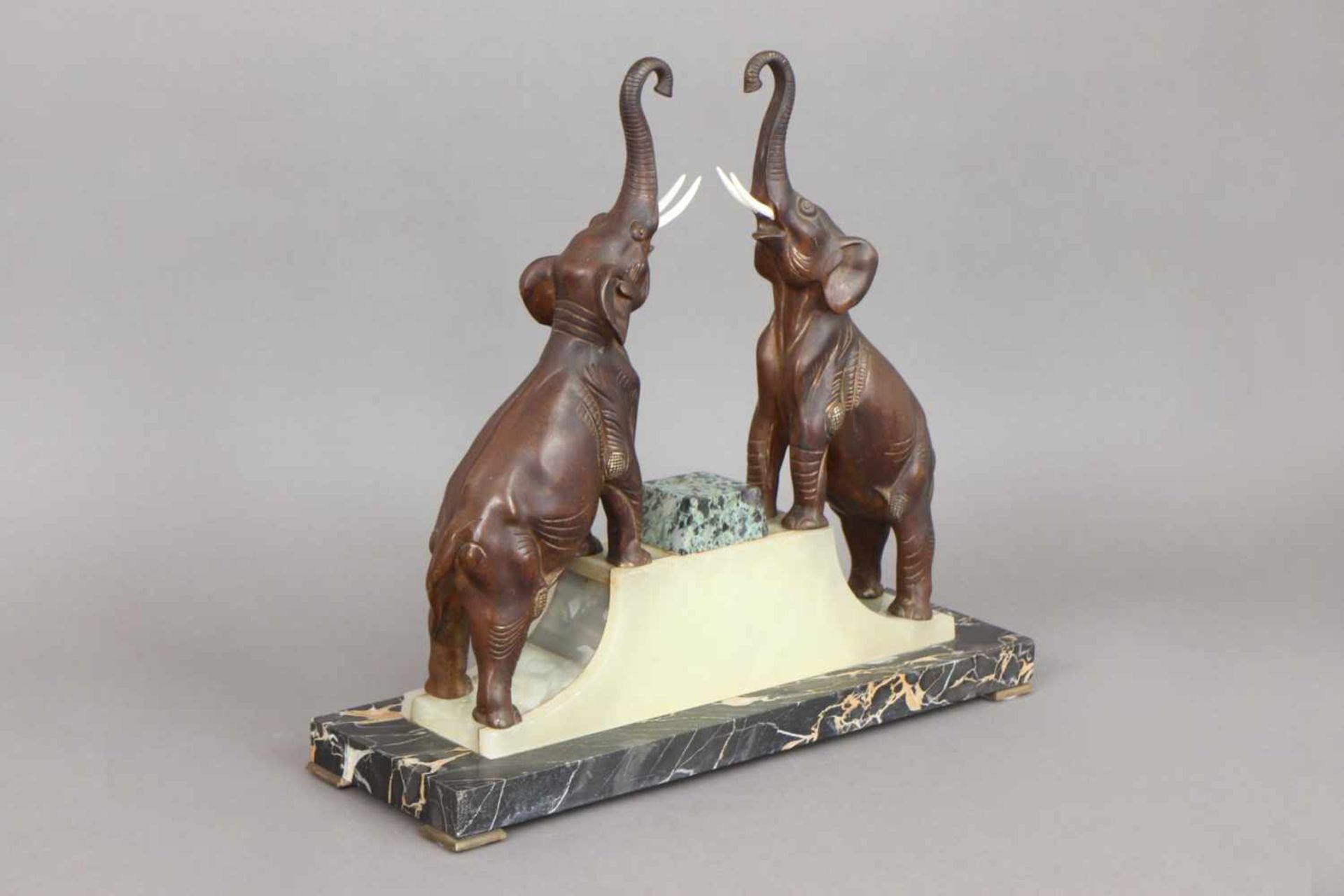 Zinkguss-Figur des Art Deco ¨2 indische Elefanten mit emporgestreckten Rüsseln¨ wohl Frankreich, um - Bild 2 aus 3