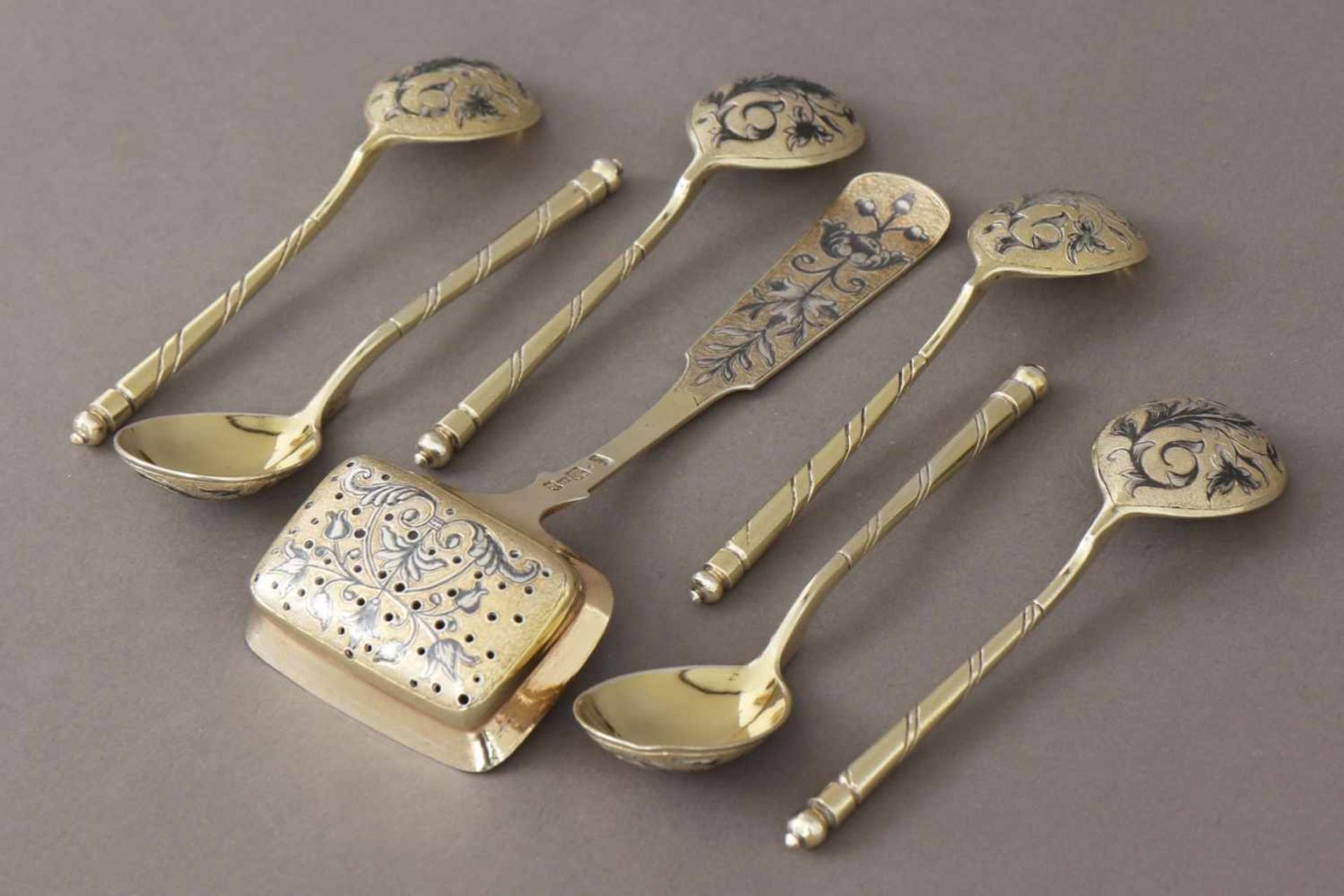6 russische Teelöffel und 1 Zuckerstreuer Silber, vergoldet und in Tula-Technik dekoriert (