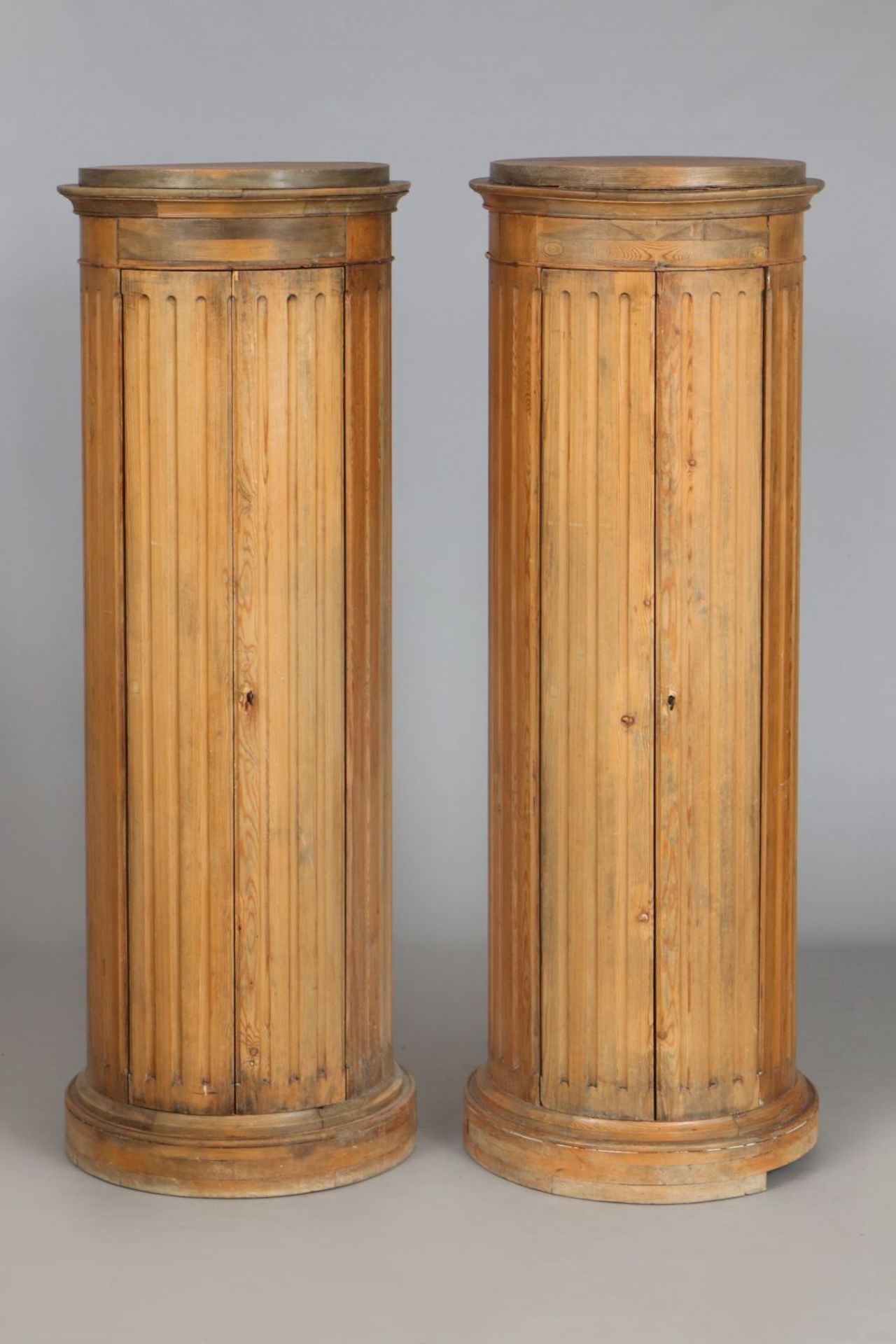 Paar Biedermeier Säulenschränkenorddeutsch, um 1820, hoher 7/8 runder Korpus mit 2 kanneliert