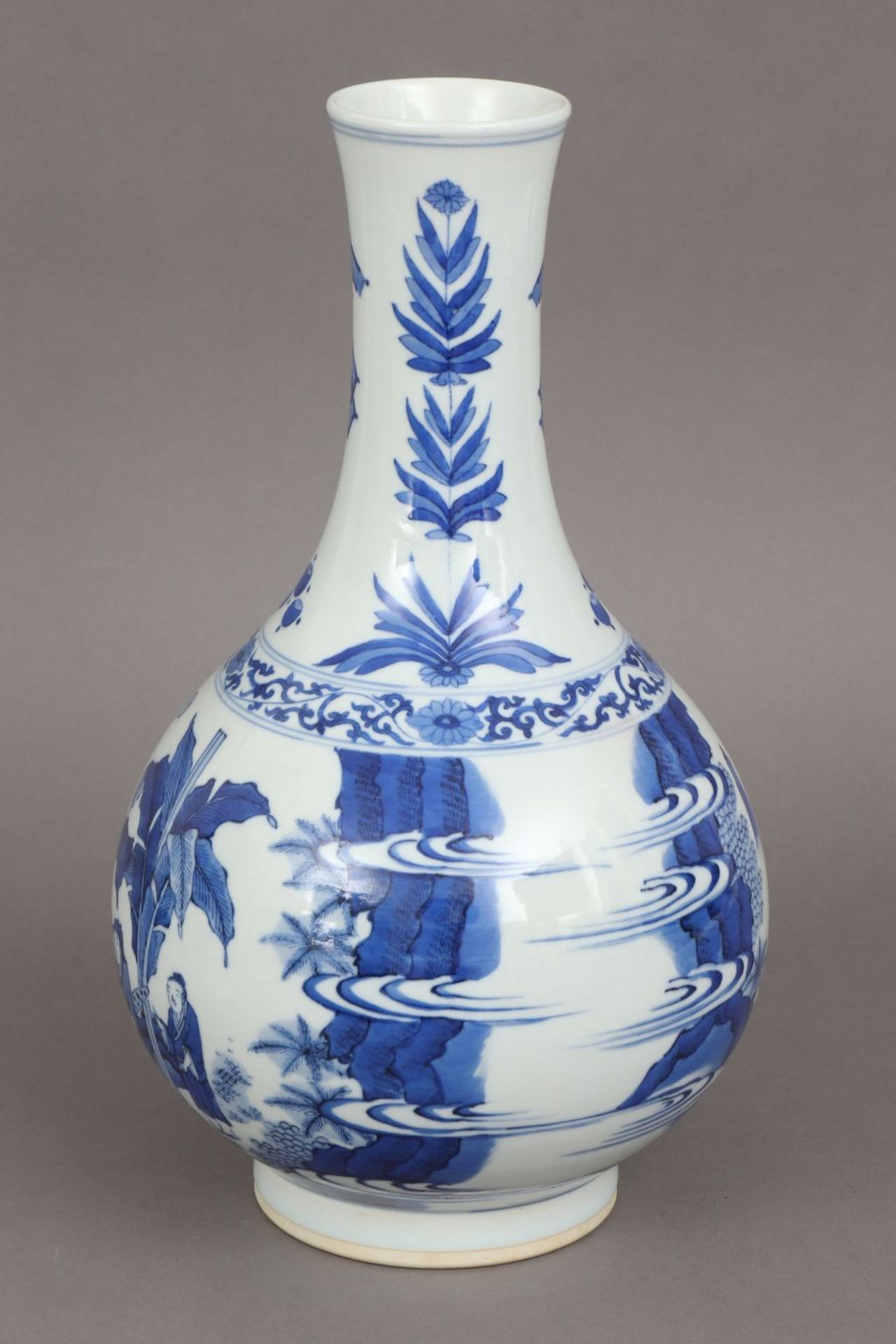 Chinesische Porzellanvase mit Blaumalereiknoblauchförmiger Korpus, umlaufend asiatische Landsc - Bild 3 aus 4