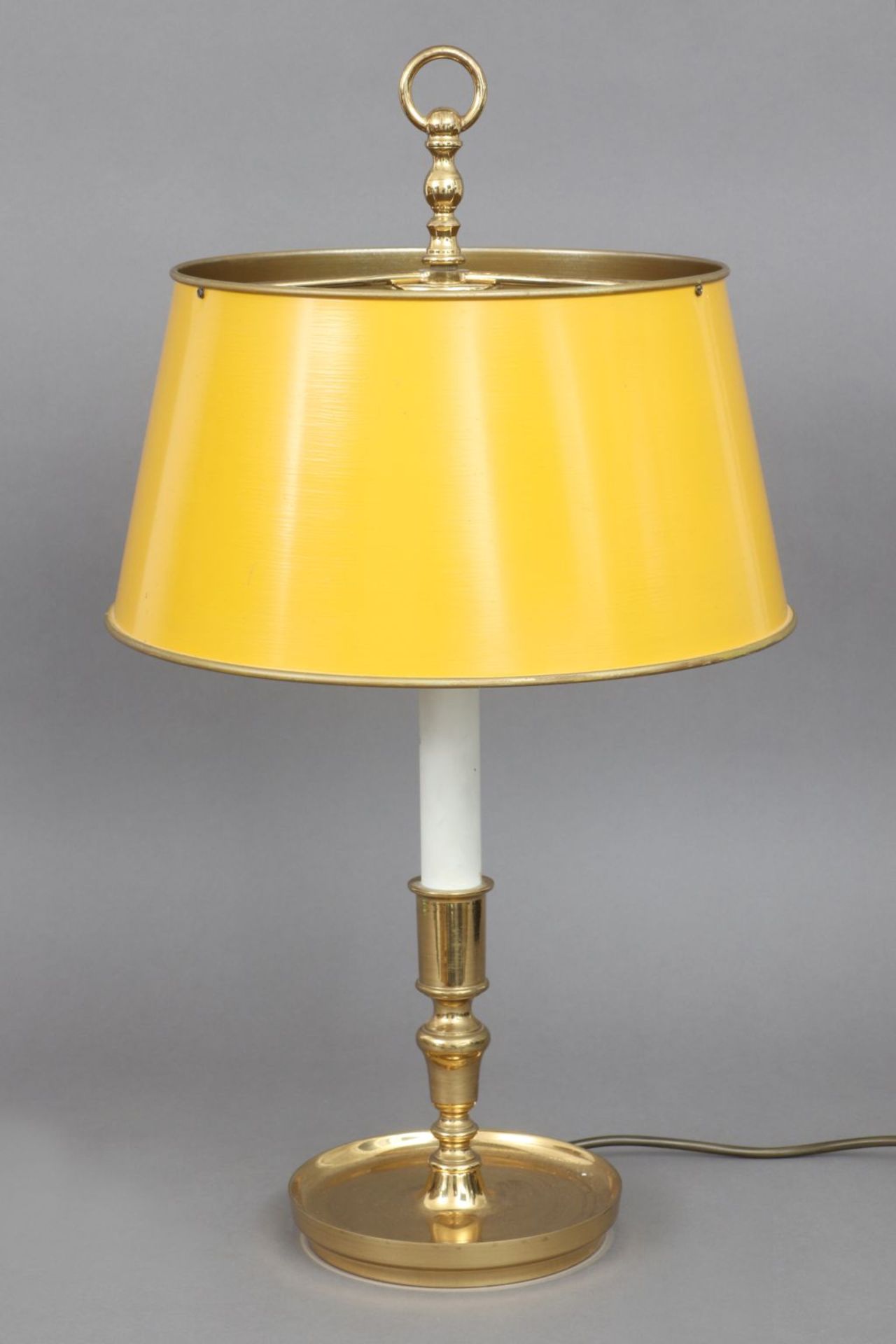 Tischlampe im Bouillotte-StilMessing, poliert, Säulenschaft auf rundem Tellerstand, 2 elektris