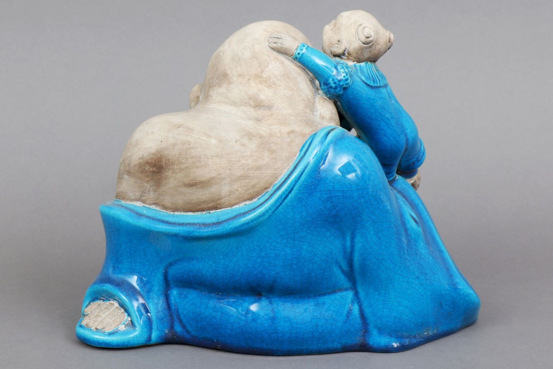 Chinesische BuddhafigurPorzellan, partiell blau glasiert, 20. Jhdt., lachende, sitzende Darstel - Bild 3 aus 3