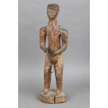 Afrikanische Ahnenfigur, wohl Kongowohl Kongo, stehende, männliche, entblößte Figur, Rundsoc