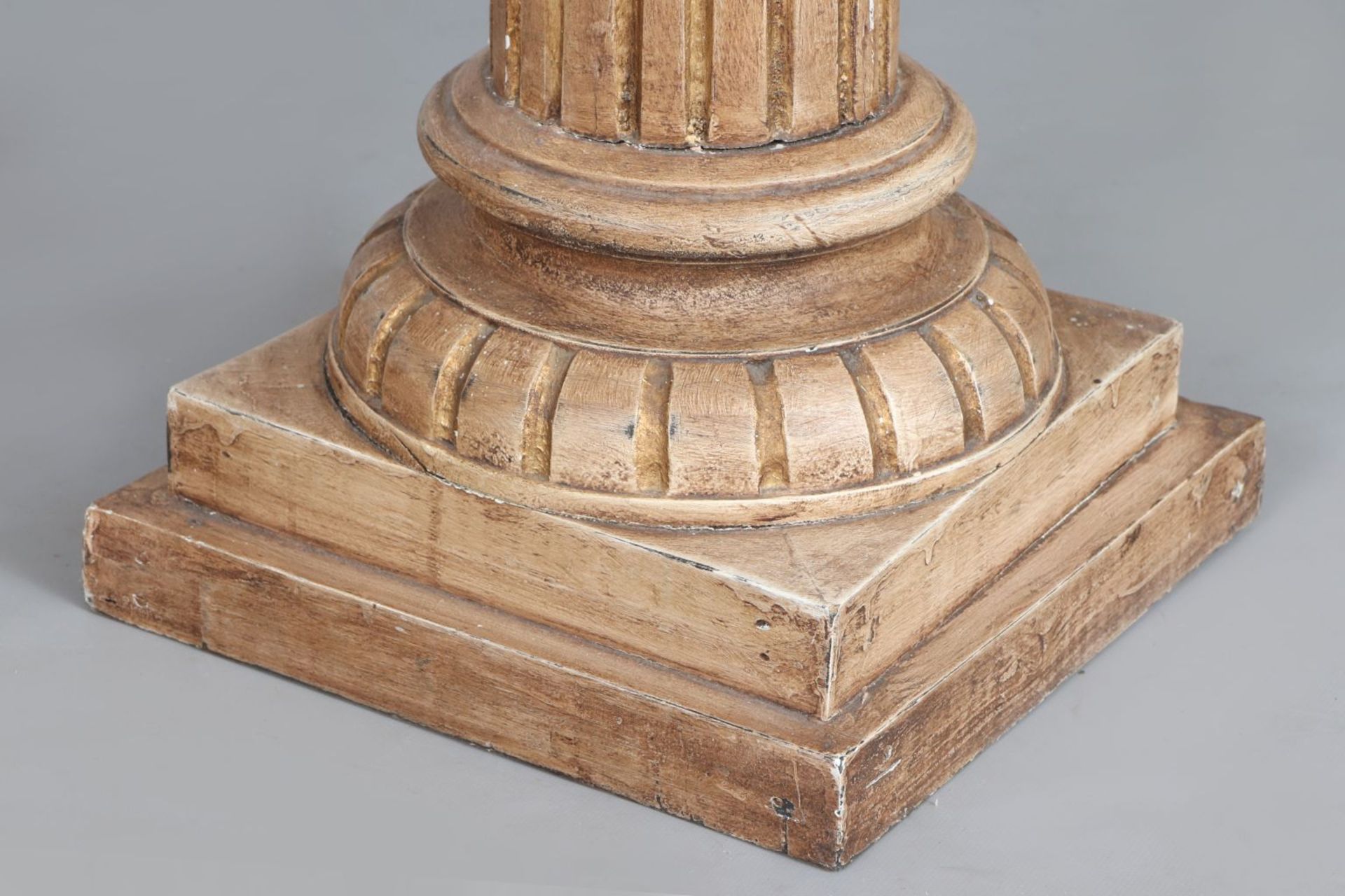 Paar Säulen/Piedestale im korinthischen StilHolz, geschnitzt und hell (beige-gold) gefasst, ka - Image 4 of 4