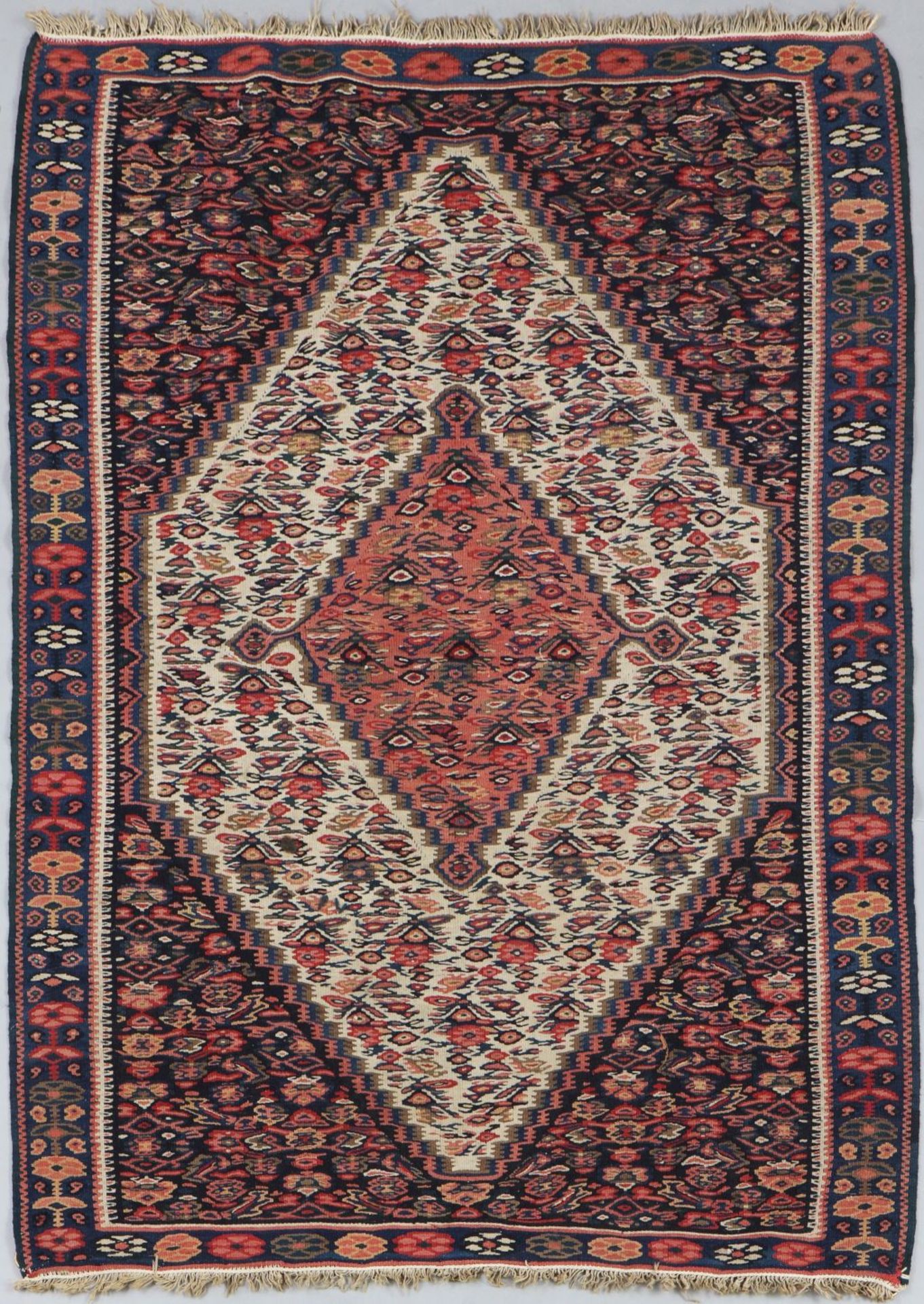 Senneh Kelimwohl um 1920, rautenförmiges Zentralfeld mit geometrischem, stilisiertem Floraldek