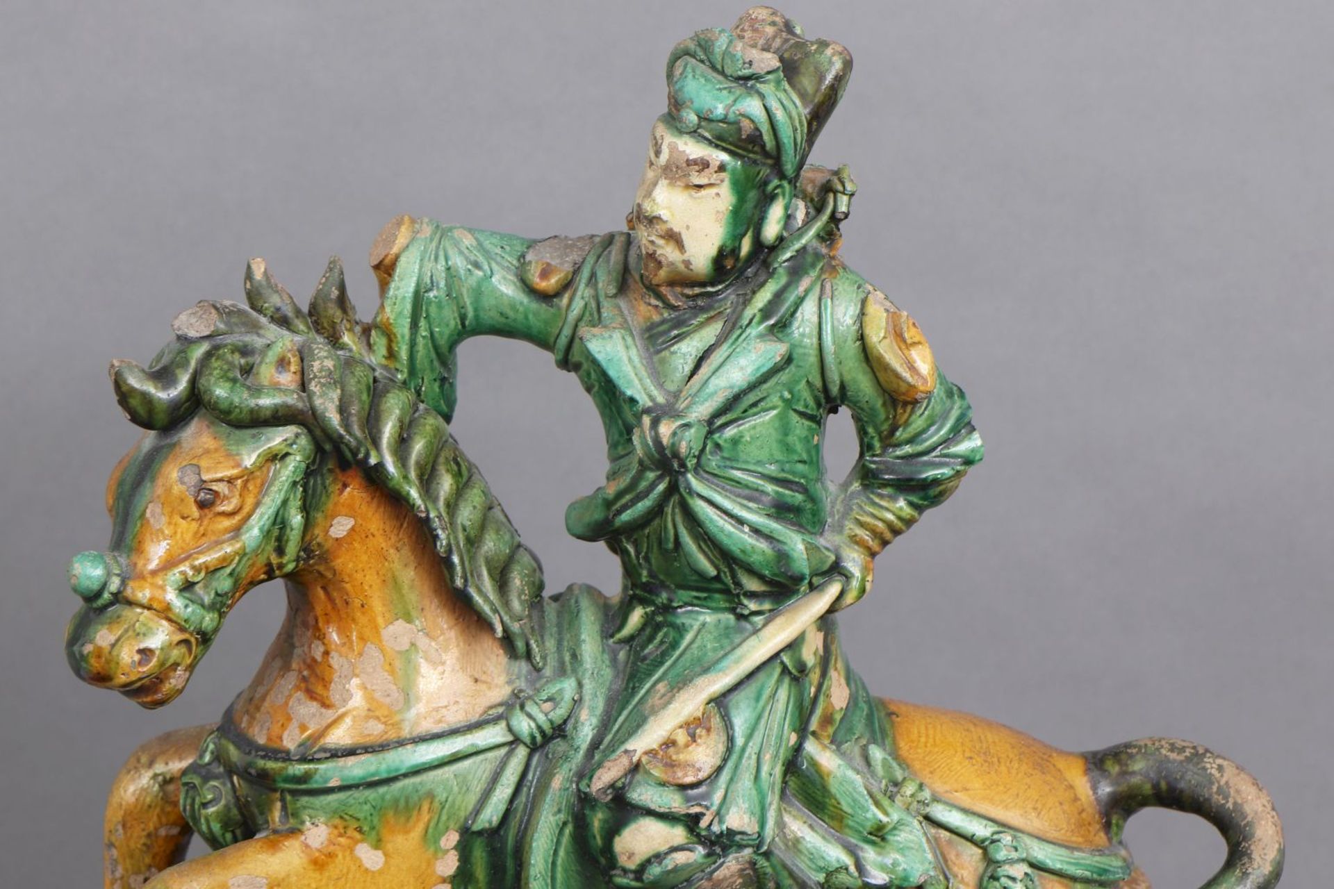 Chinesischer Dachreiter ¨Martialischer Reiter¨Tonware, grün-gelb glasiert, wohl Ming Dynasti - Bild 2 aus 6
