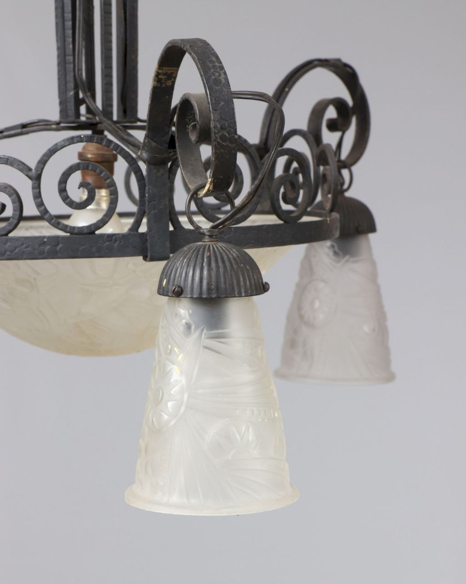 Deckenlampe im Stile Edgar BrandtFrankreich, um 1920, geschmiedetes Eisen und milchiges Pressgl - Bild 2 aus 3