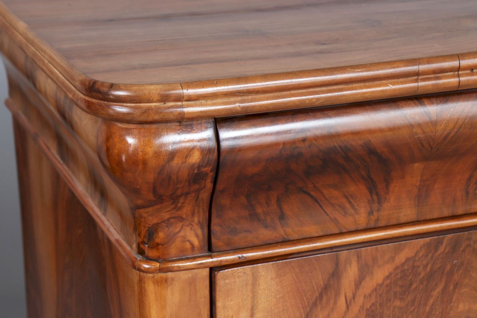 Biedermeier Kommode1. Hälfte 19. Jahrhundert, eckiger, 4-schübiger Korpus, Nußbaum, furniert - Image 2 of 4