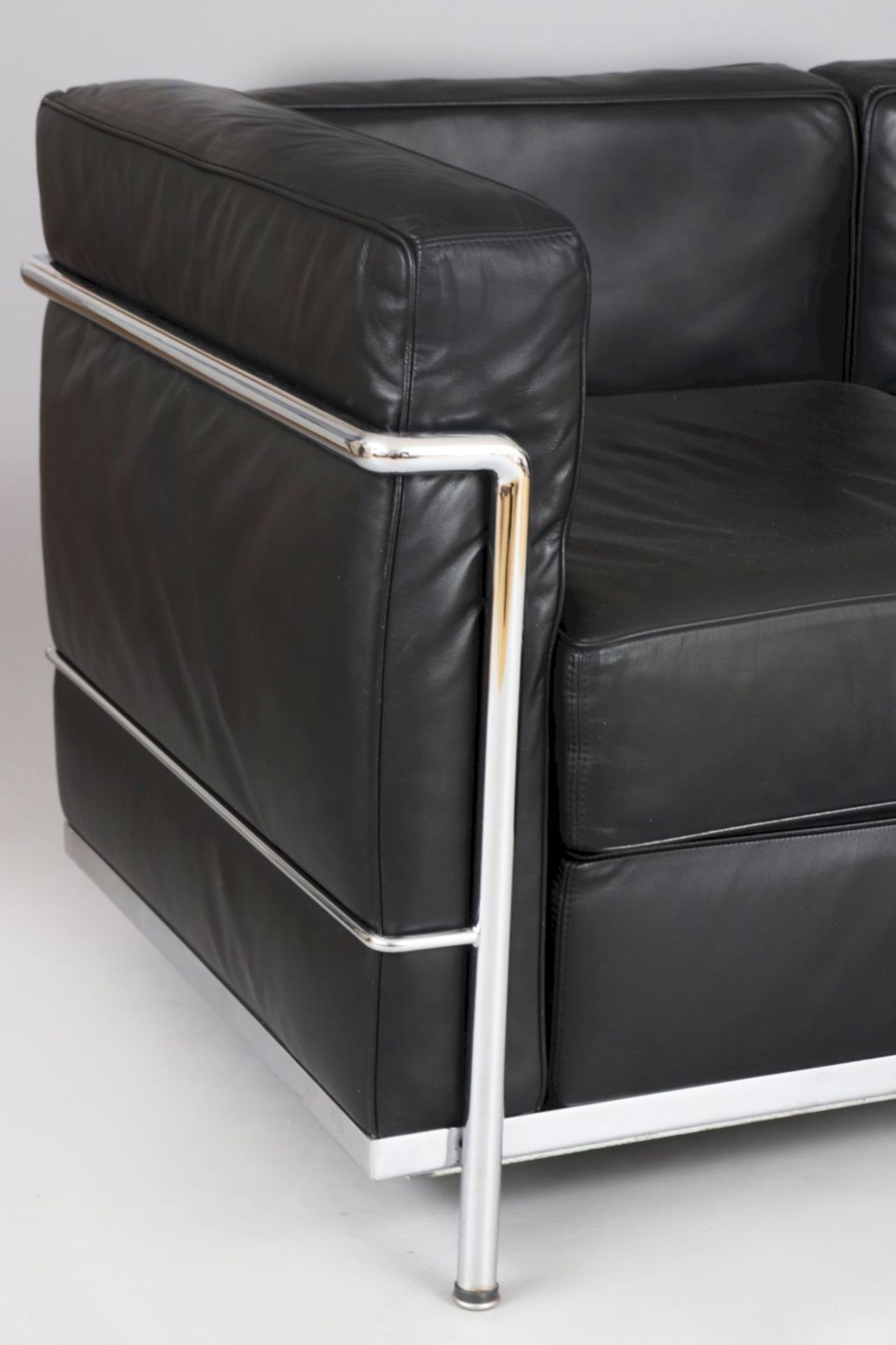 Sofa im Bauhaus-Stil2-sitzer, eckiger Rahmen aus verchromtem Stahlrohr, schwarz belederte Sitz- - Image 3 of 5