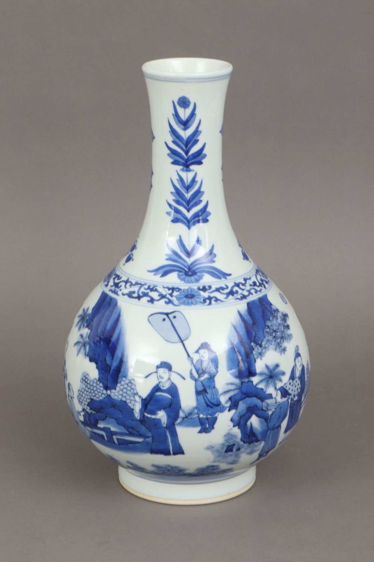 Chinesische Porzellanvase mit Blaumalereiknoblauchförmiger Korpus, umlaufend asiatische Landsc