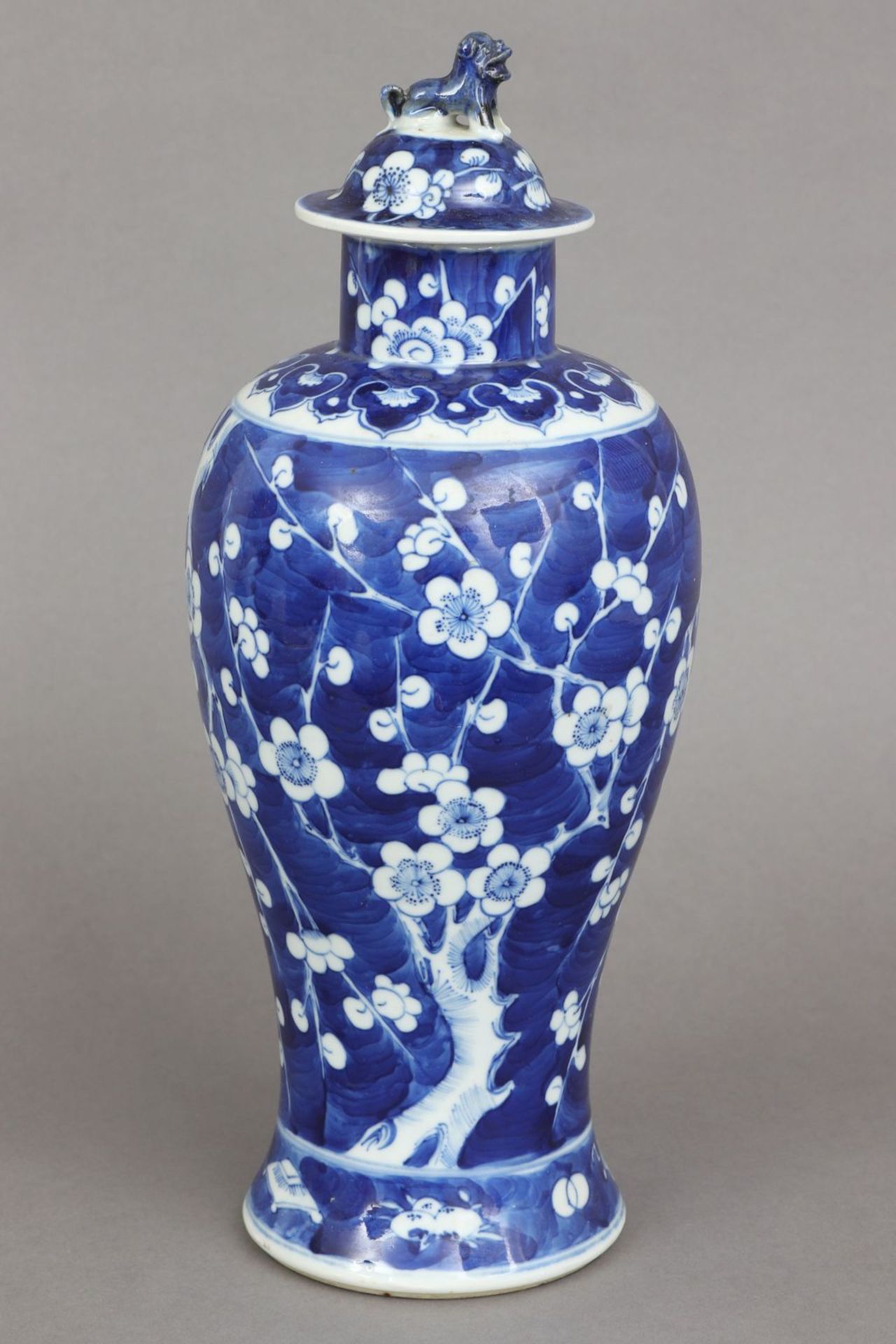 Chinesische Porzellan Deckelvase mit BlaumalereiQing Dynastie (1644-1912), balusterförmiger Ko