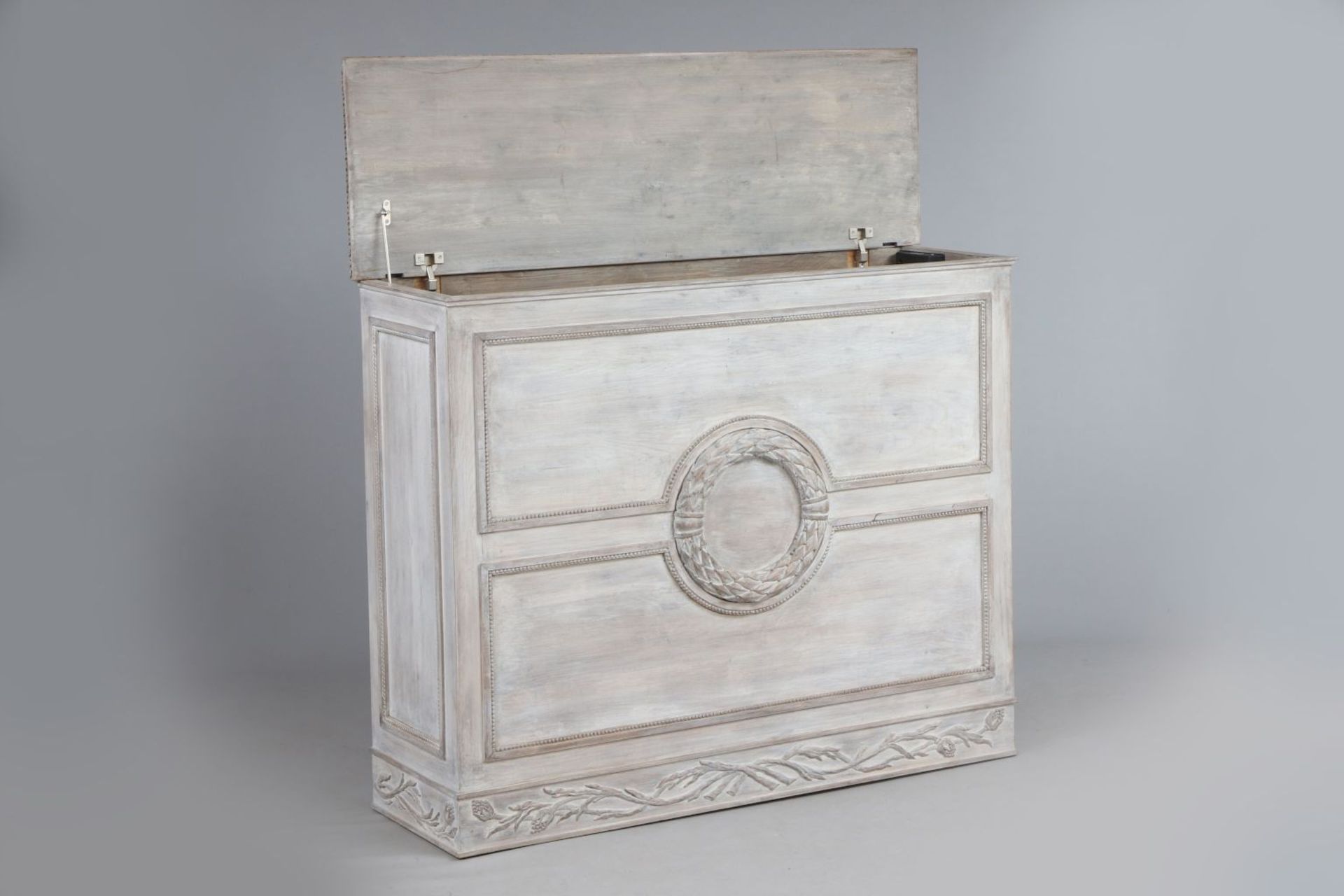 Konsolenschrank im Stile Louis XVIhell gefaßter, eckiger Korpus mit