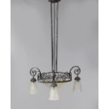 Deckenlampe im Stile Edgar BrandtFrankreich, um 1920, geschmiedetes Eisen und milchiges Pressgl