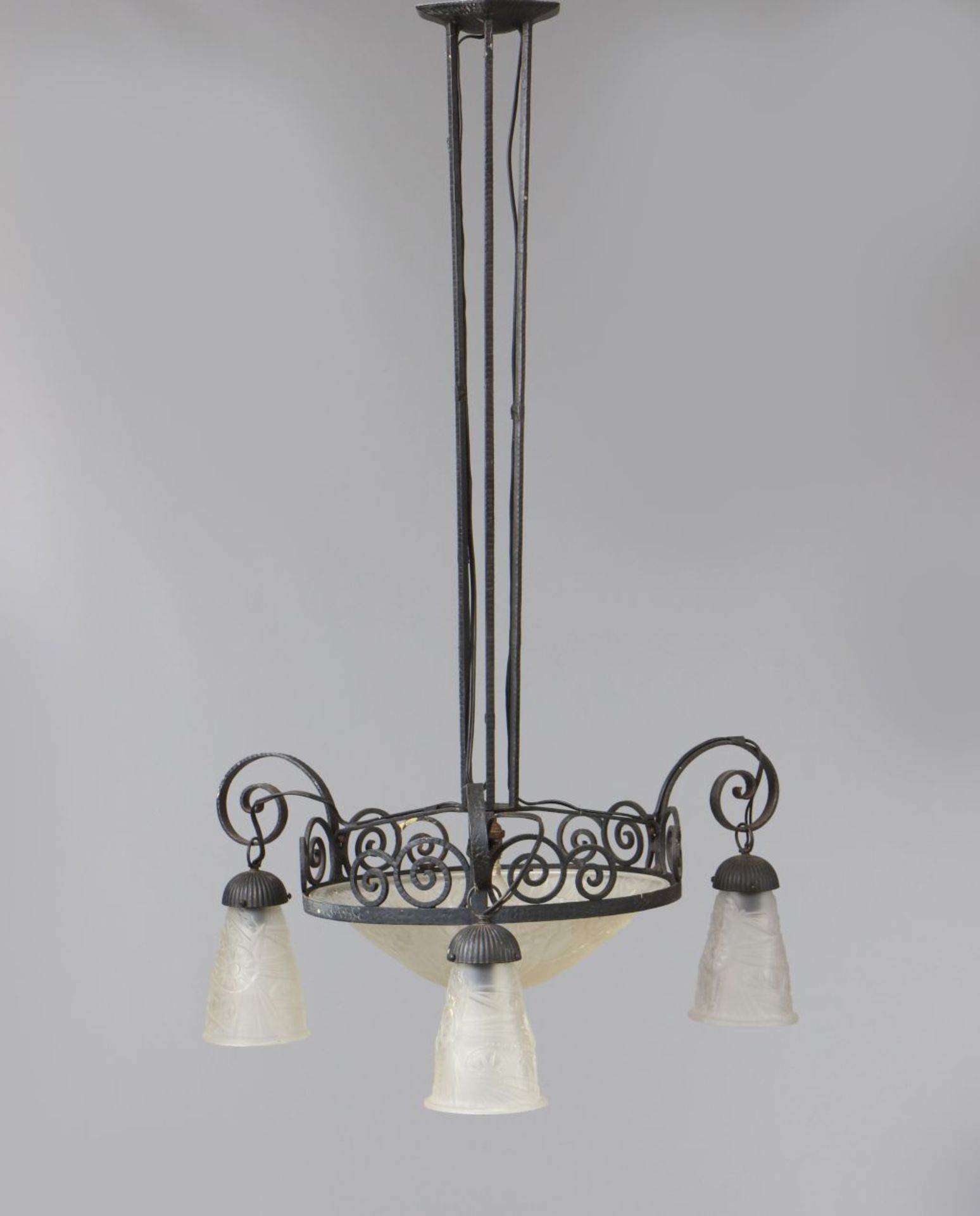 Deckenlampe im Stile Edgar BrandtFrankreich, um 1920, geschmiedetes Eisen und milchiges Pressgl