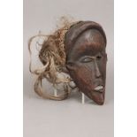 Afrikanische Tanzmaske der Chokwe, AngolaHolz, geschnitzt und dunkel patiniert, Gesicht mit Ker