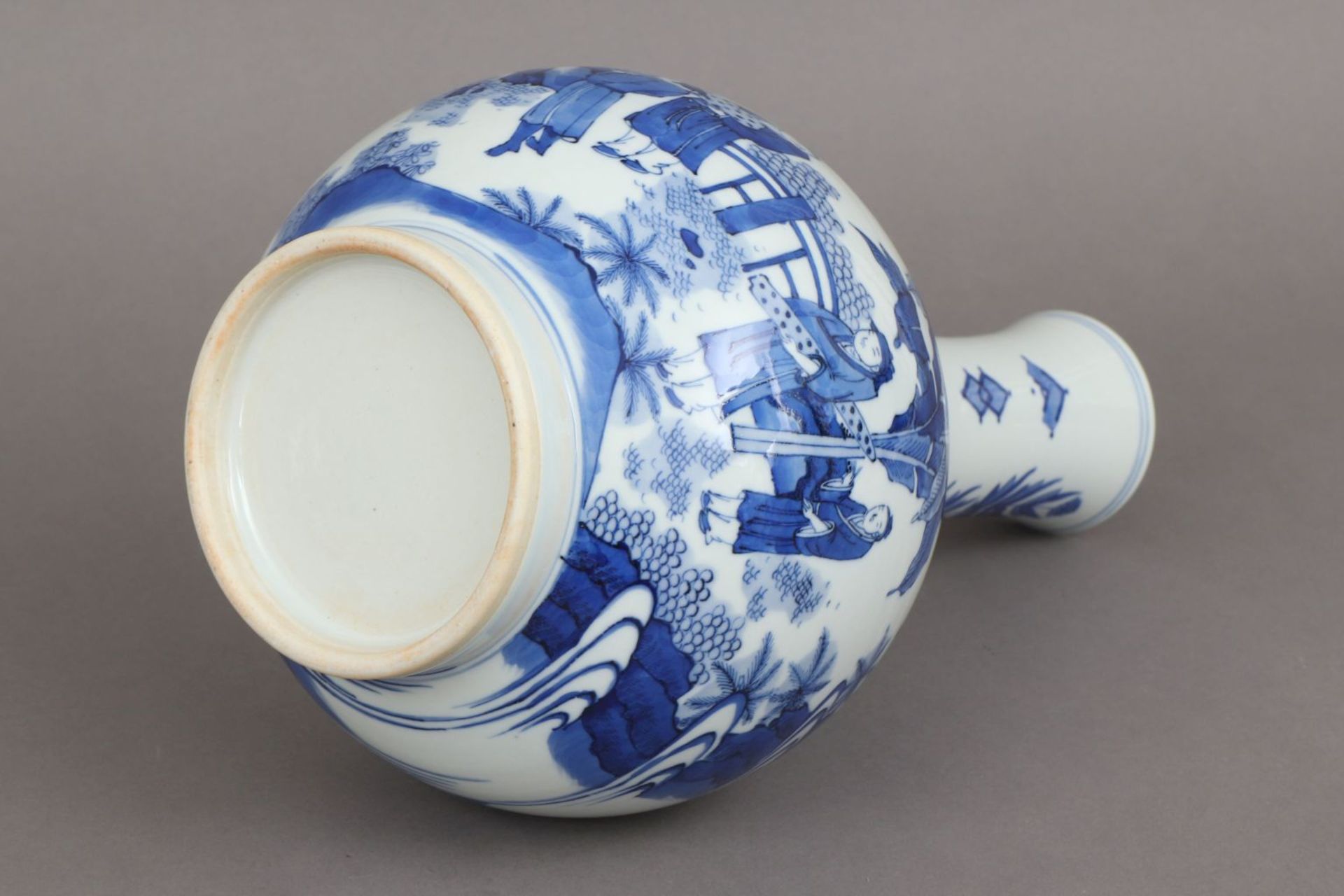 Chinesische Porzellanvase mit Blaumalereiknoblauchförmiger Korpus, umlaufend asiatische Landsc - Bild 4 aus 4