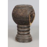 Afrikanische Trommel, wohl SongyeKongo, vermutlich 1. Hälfte 20. Jahrhundert, kalebassenförmi