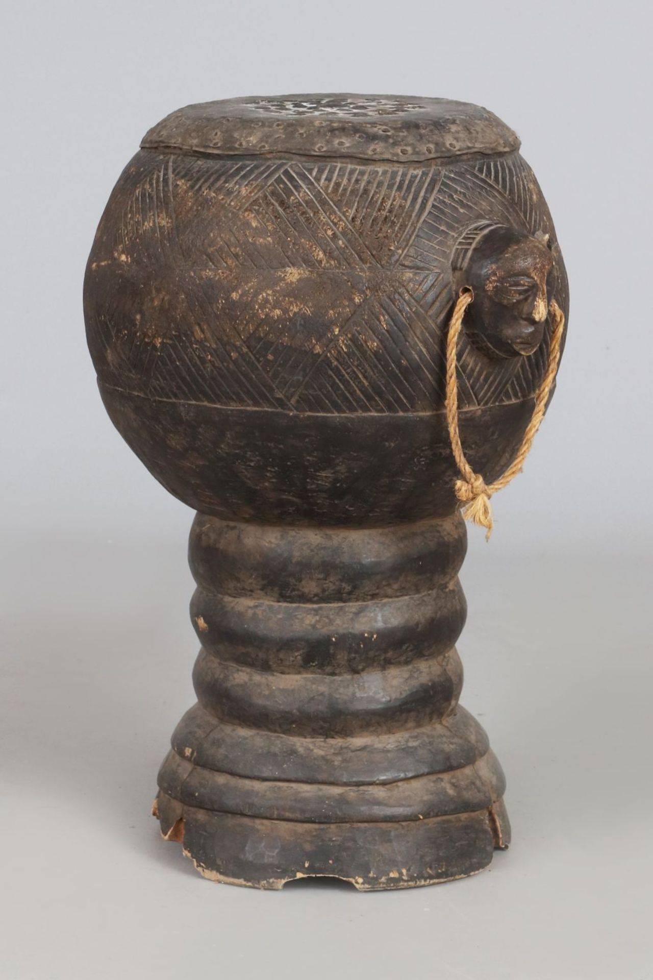 Afrikanische Trommel, wohl SongyeKongo, vermutlich 1. Hälfte 20. Jahrhundert, kalebassenförmi