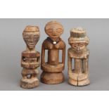 3 afrikanische Ritualfiguren, wohl Kongohelles Holz, geschnitzt, je sitzendende Darstellung afr