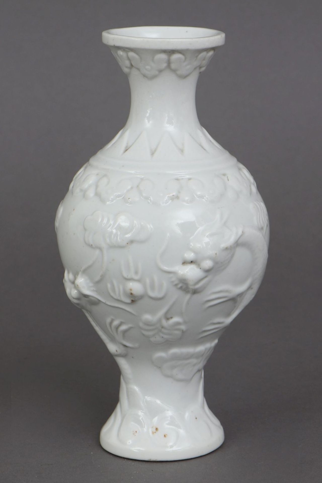 Chinesische blanc-de-chine BalustervaseQing-Dynastie (1644-1912), Wandung mit modelliertem Drac