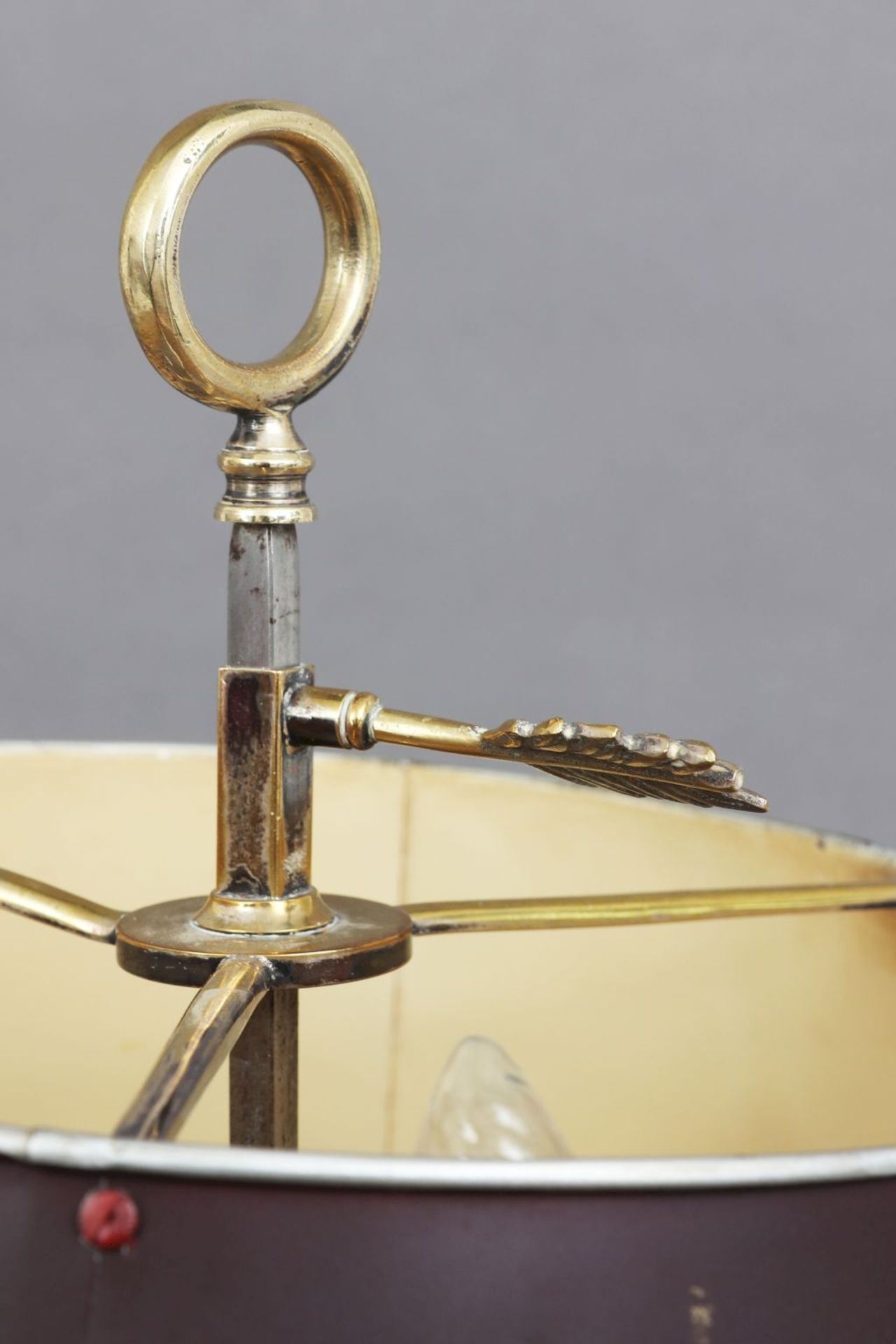 Bouillotte Tischlampe im Stile des EmpireMessing, versilbert, 1. Hälfte 20. Jhdt., 3 geschwung - Image 2 of 2