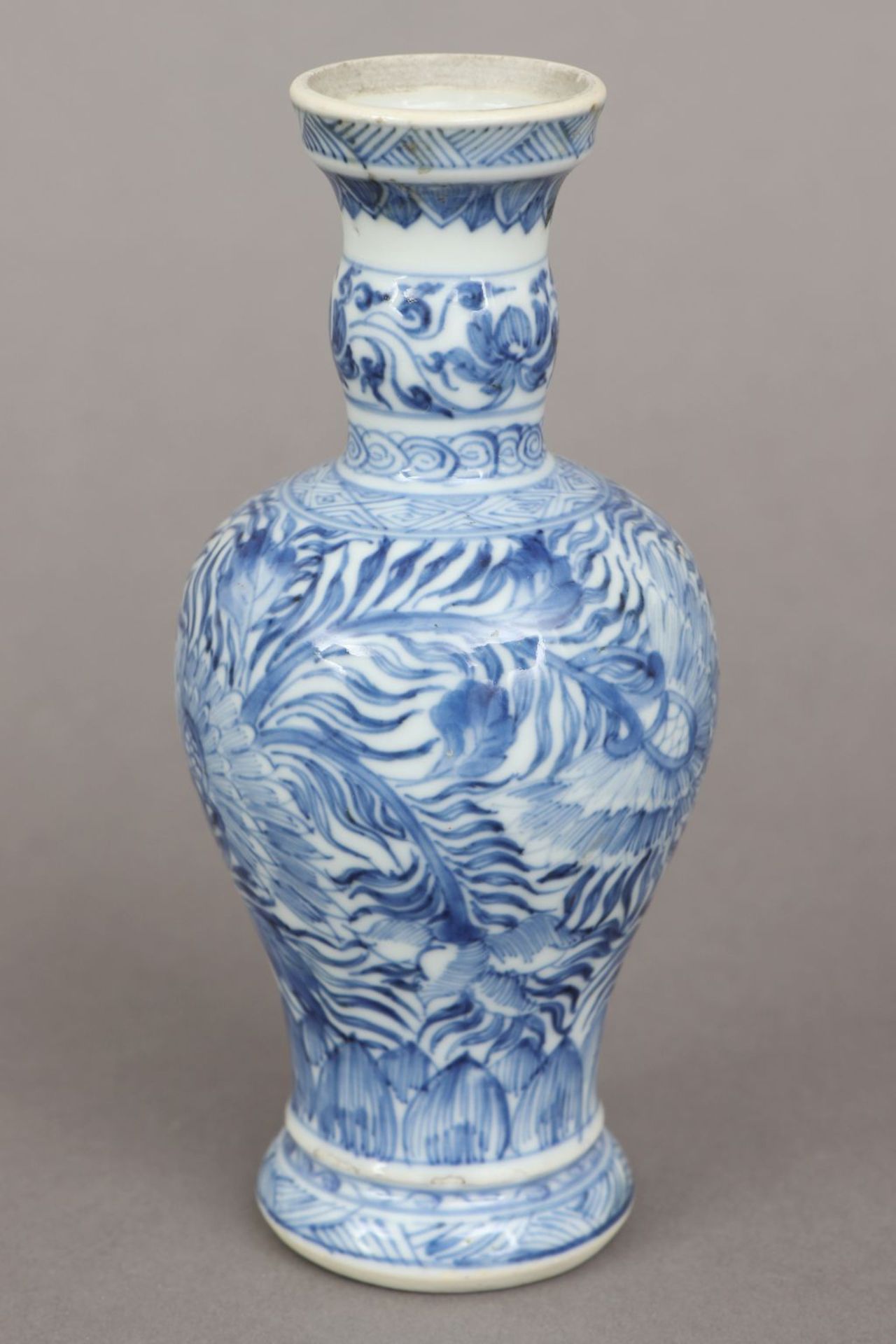 Chinesische Porzellanvase mit Blattmarkewohl Kangxi-Epoche, Qing Dynastie, Balusterform, Wandun