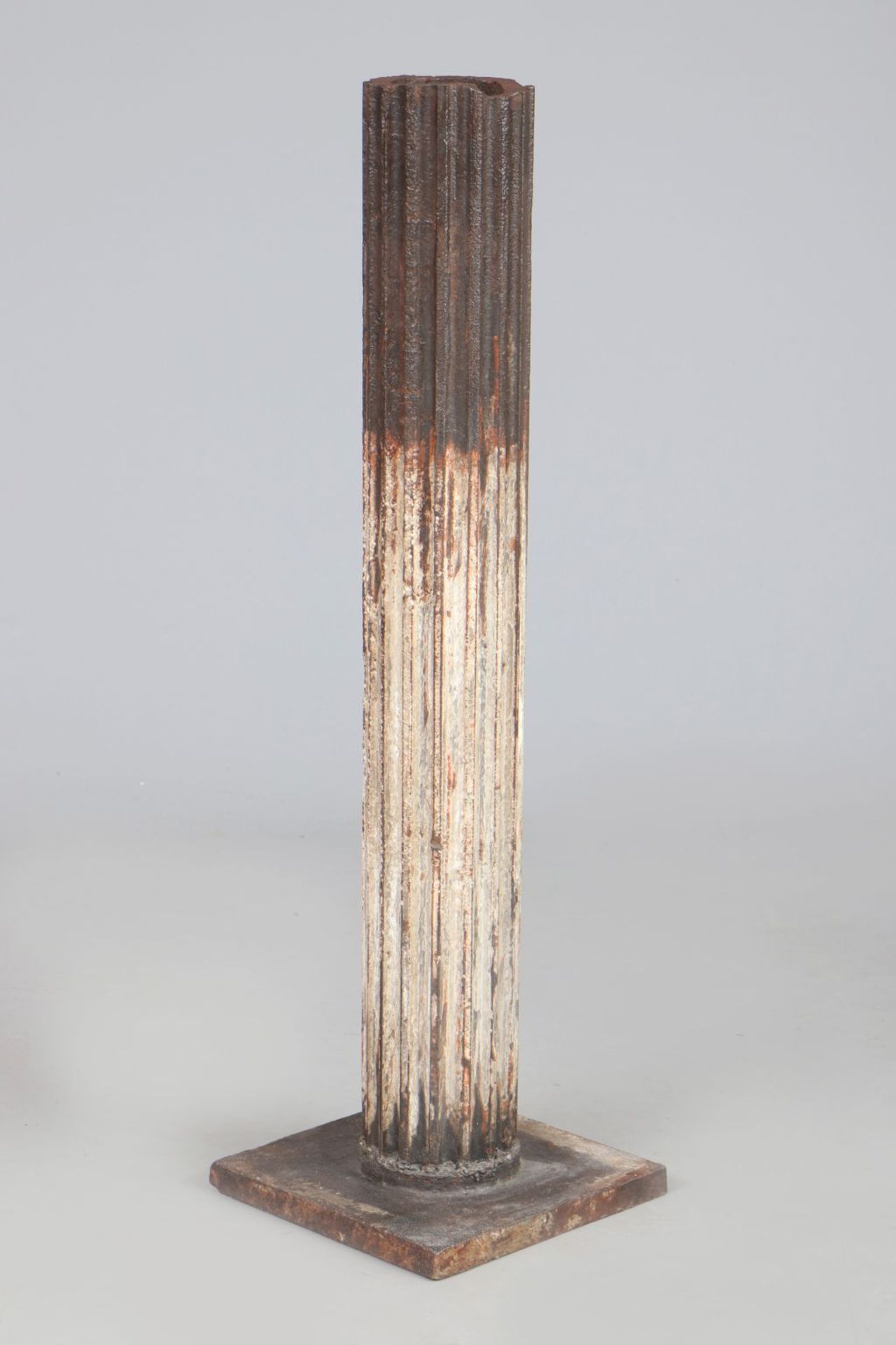 Eisen-Säule/Piedestalkannelierte, hohe Säule auf eckigem Stand, H ca. 120cm, Rost-Patina, im<