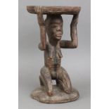 Afrikanischer Hocker, wohl Songye, Kongodunkel patiniertes Holz, runder Sitz, von vollplastisch