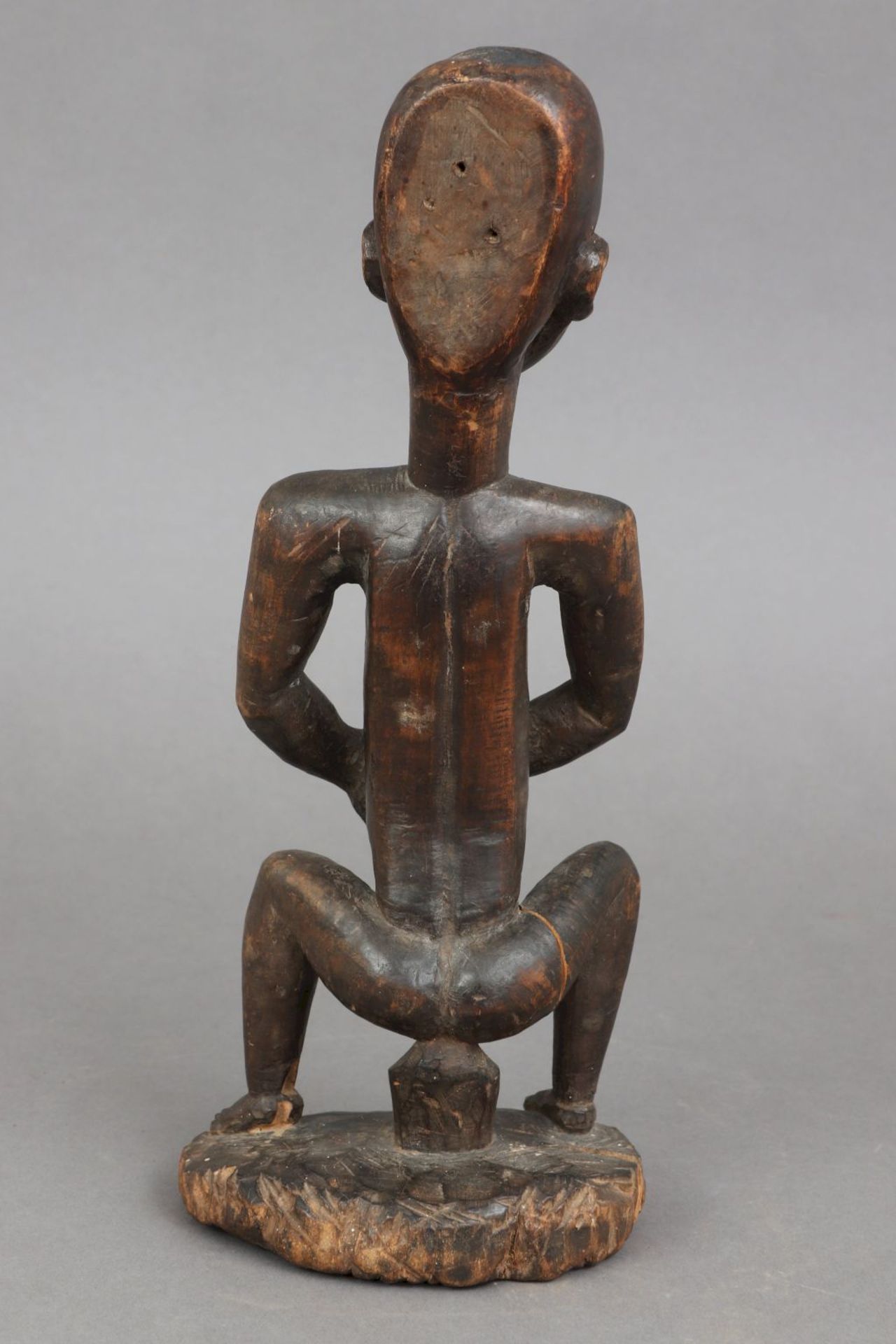 Afrikanische Ritualfigur (Medizinfigur), wohl Kongodunkel patiniertes Holz, auf Hocker sitzende - Image 3 of 5