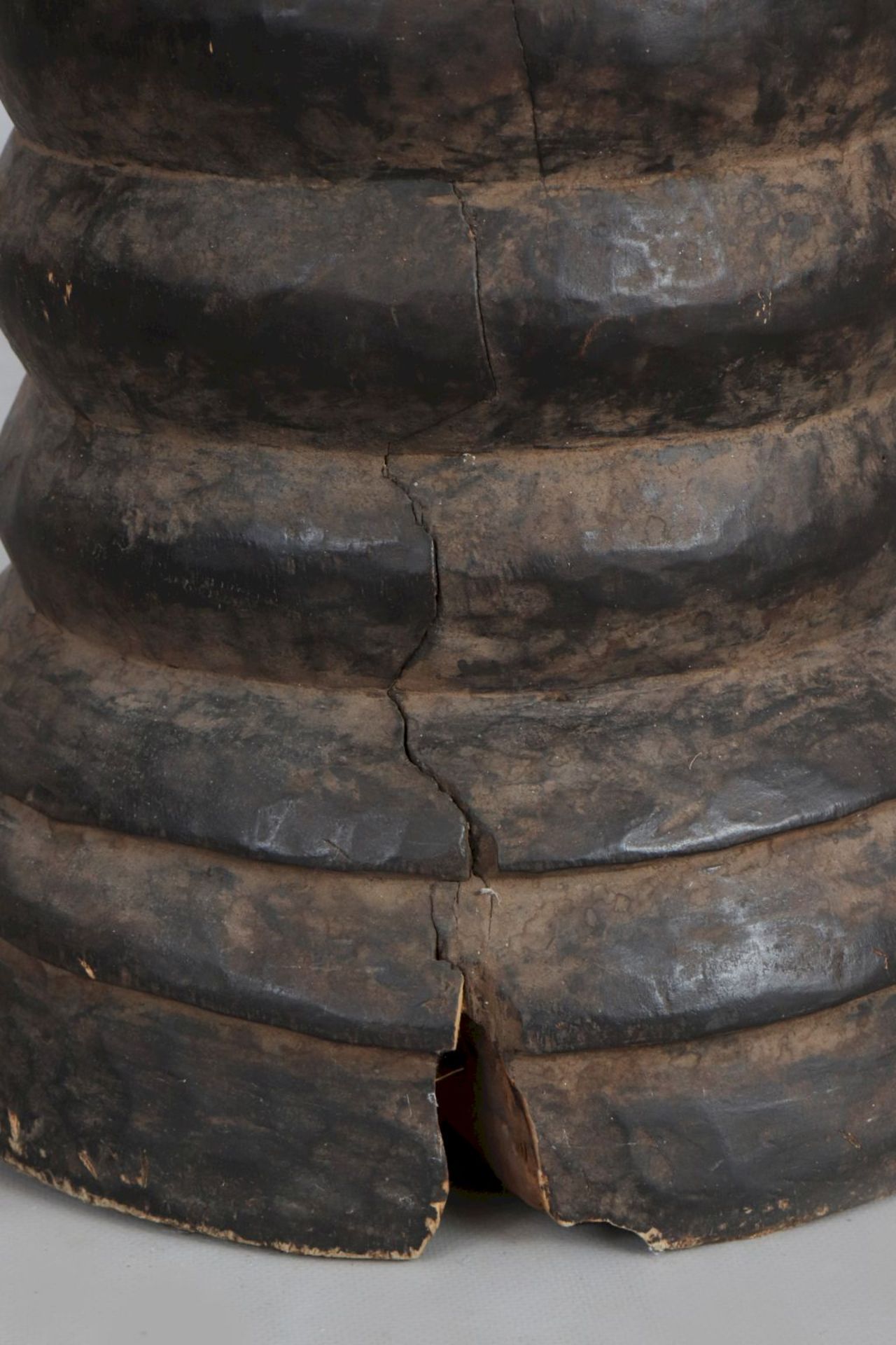 Afrikanische Trommel, wohl SongyeKongo, vermutlich 1. Hälfte 20. Jahrhundert, kalebassenförmi - Image 4 of 4