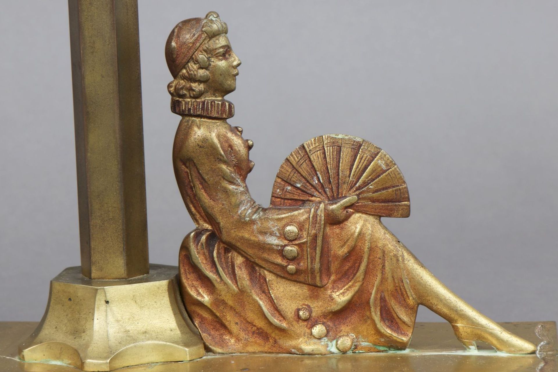 Art Deco TischlampeBronze und Milchglas, Frankreich, um 1925, eckiger Stand mit Figurenstaffage - Bild 2 aus 3