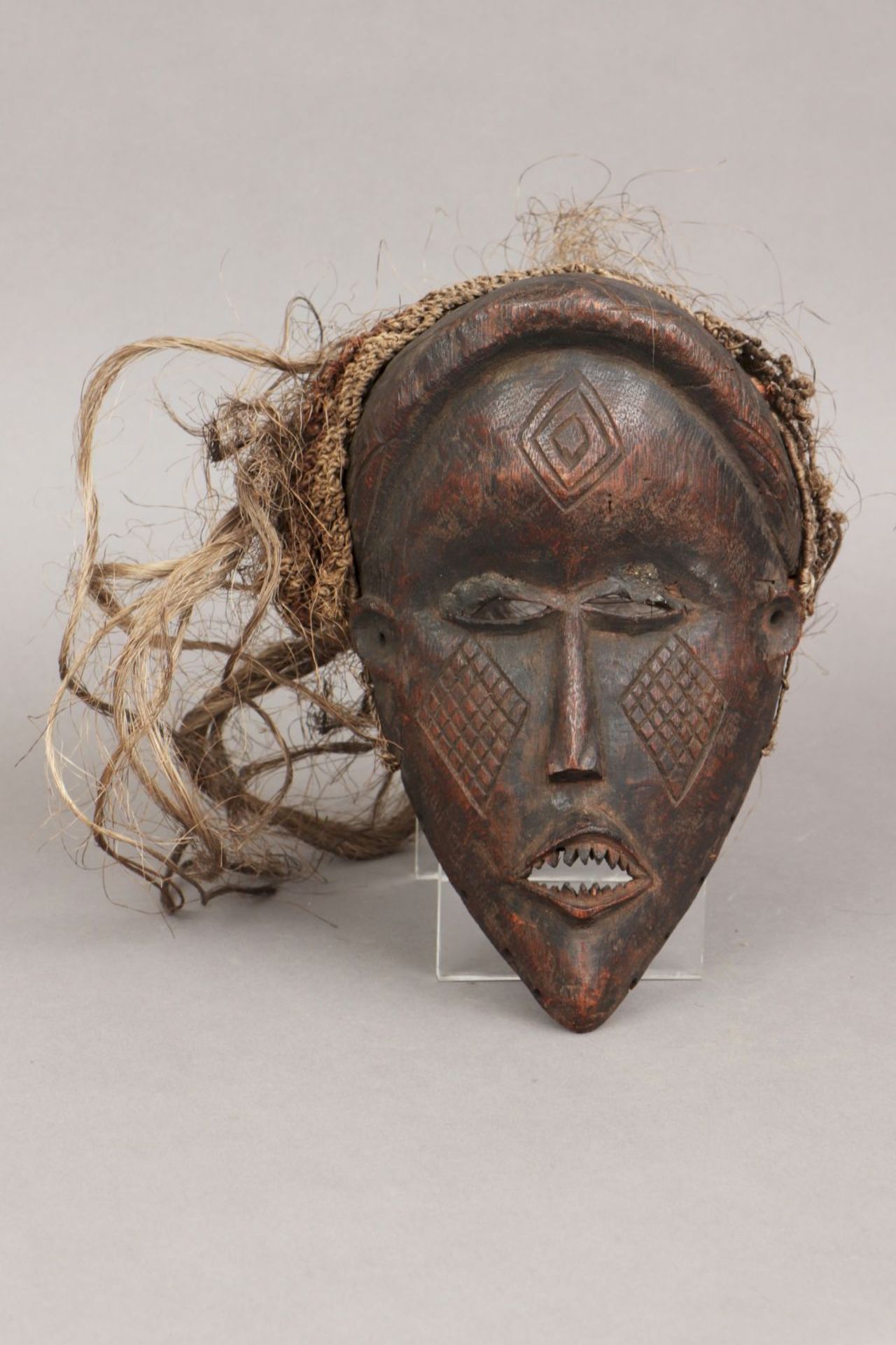 Afrikanische Tanzmaske der Chokwe, AngolaHolz, geschnitzt und dunkel patiniert, Gesicht mit Ker - Image 3 of 3