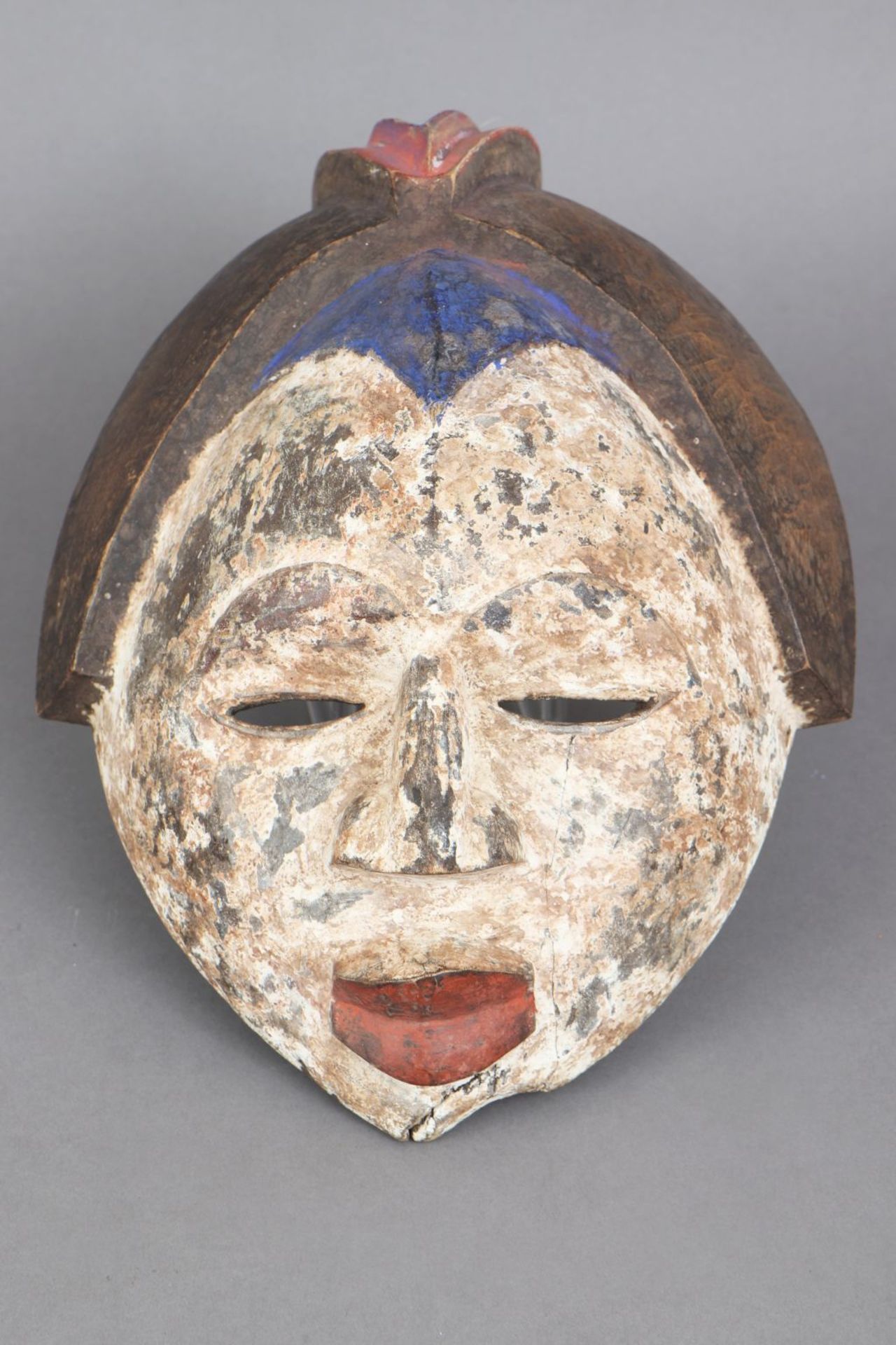 Afrikanische Tanzmaske der Punu, Gabun Holz, geschnitzt, partiell ebonisiert und mit Kaolin weiß<b - Image 2 of 2