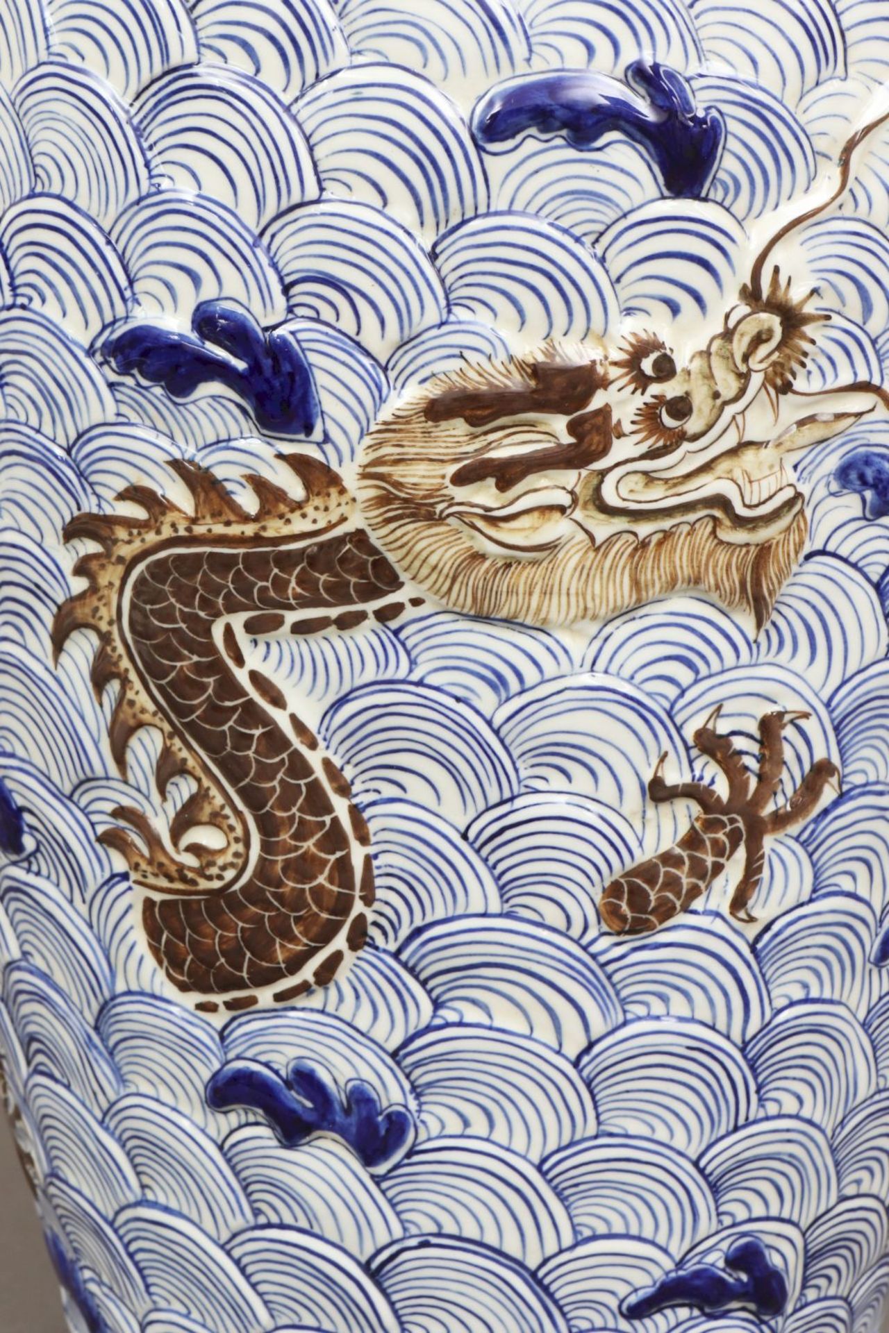 Chinesische PorzellanvaseBalusterform, Wandung umlaufend mit Reliefdekor ¨Drache in Wellen¨,< - Bild 5 aus 5