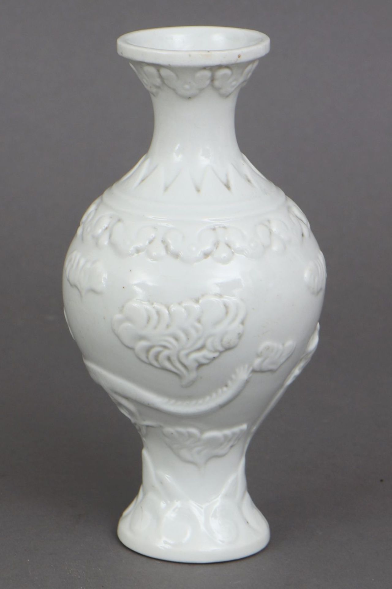 Chinesische blanc-de-chine BalustervaseQing-Dynastie (1644-1912), Wandung mit modelliertem Drac - Bild 2 aus 3