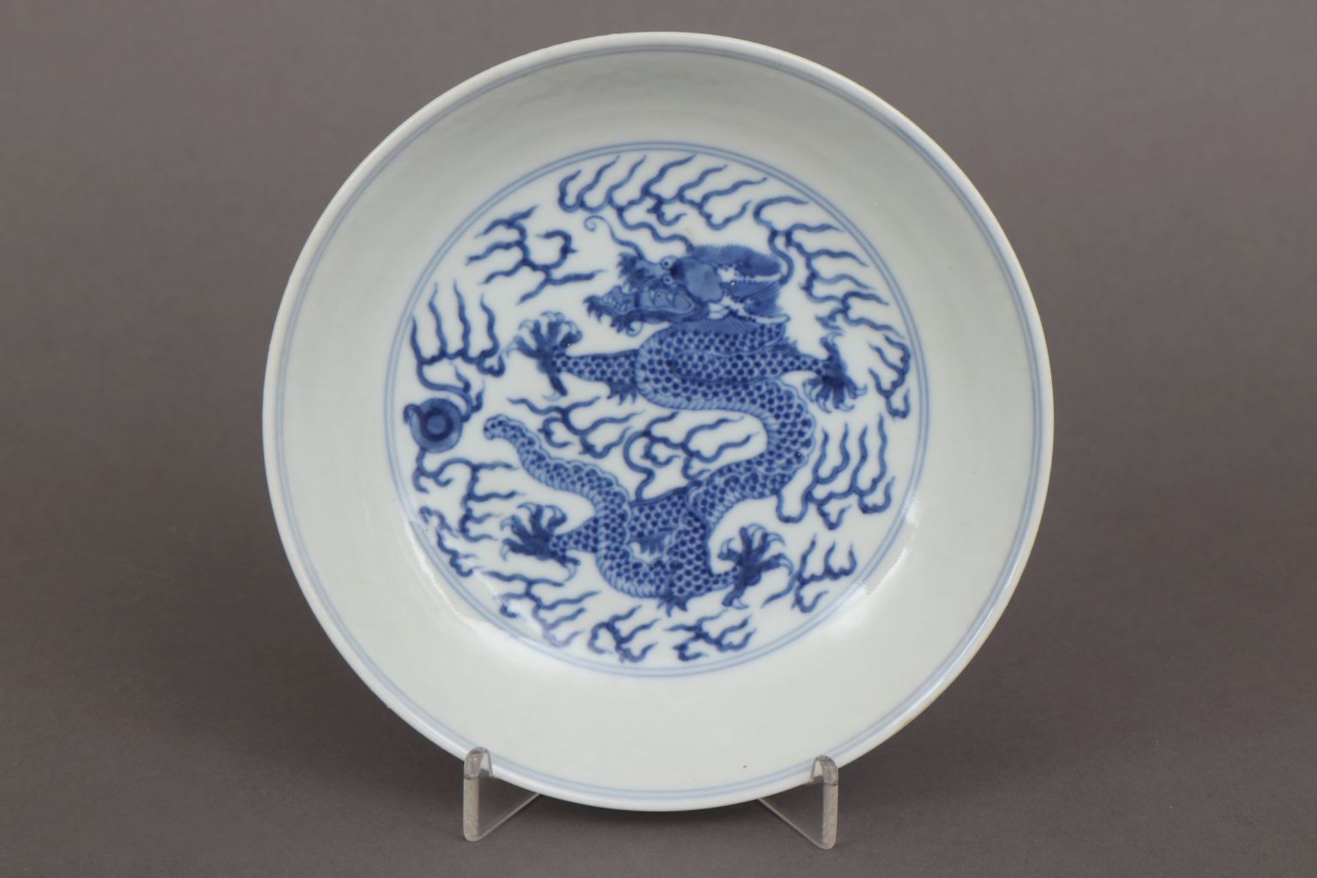 Chinesischer Porzellantellerglatte, leicht vertiefte Form, im Spiegel und auf der Außenwandung