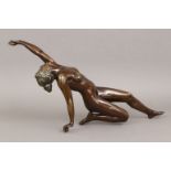 Jugendstil Bronzefigur ¨Weiblicher Akt¨dunkel patiniert, Darstellung eines weiblichen Akts mi