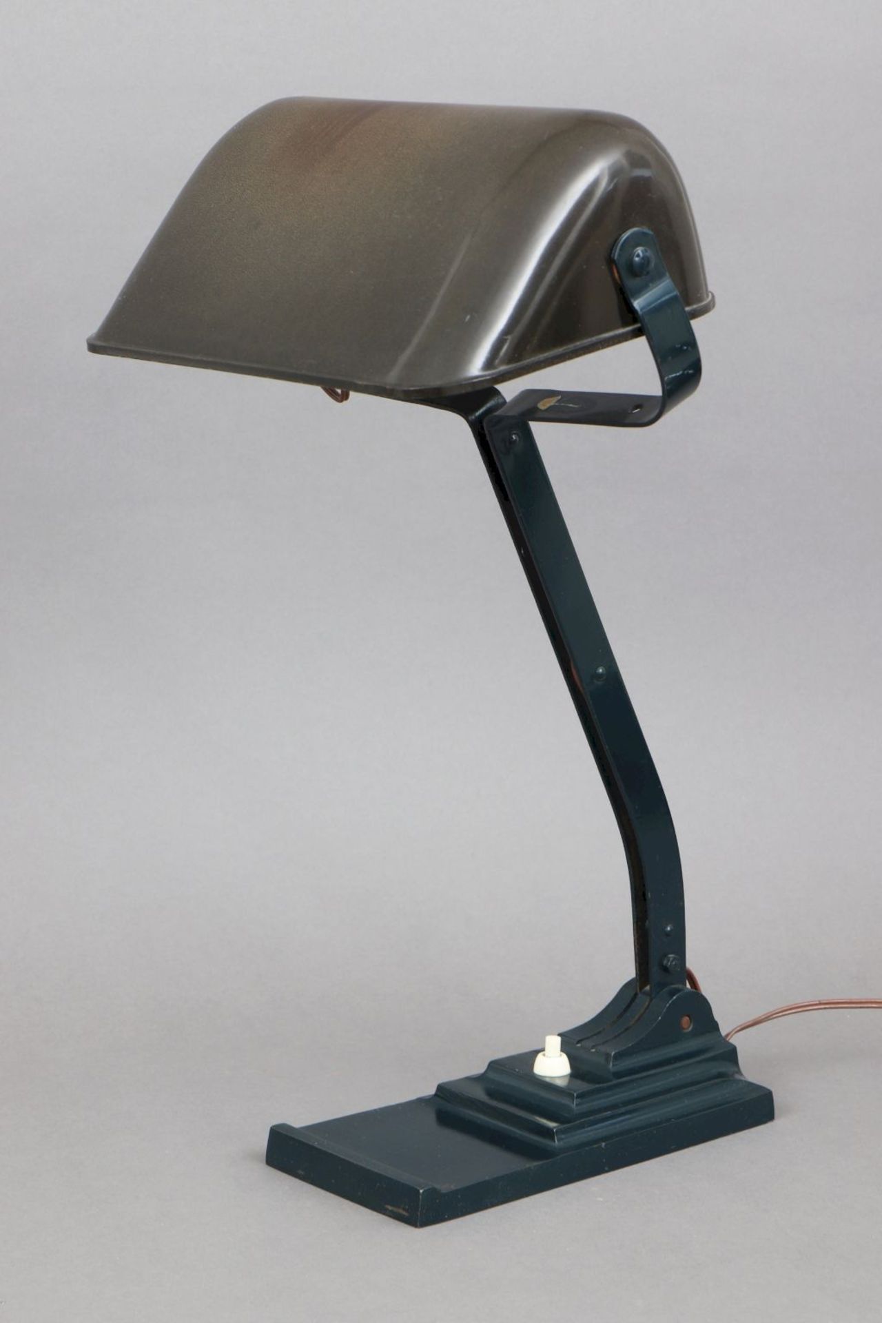 ERPE Schreibtischlampe der 1930er JahreEisenstand und Bakelitschirm (schwarz-braun), Druckknopf