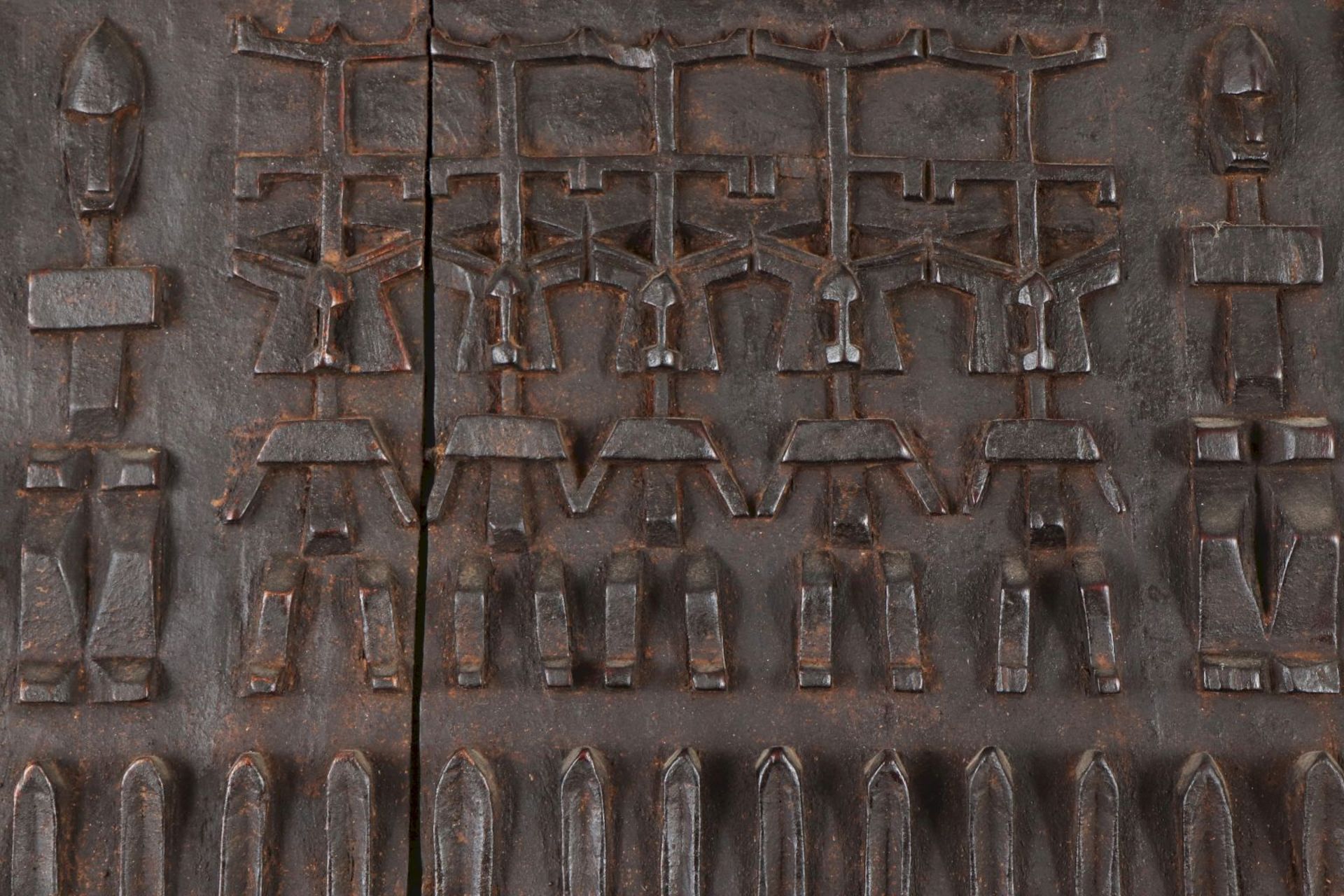 Afrikanische Tür, wohl Mali, Westafrika, um 1900Ebenholz, um 1900, eckige Tür mit Reliefschni - Image 2 of 3