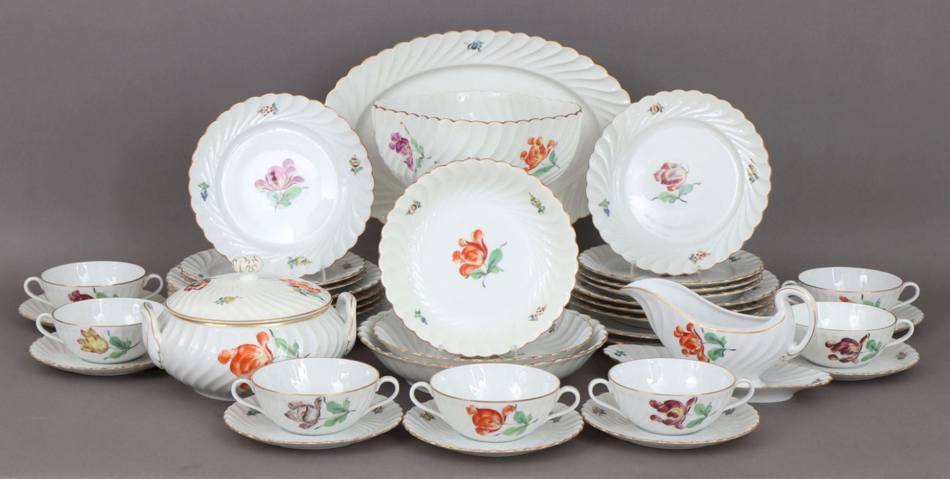 NYMPHENBURG Speiseservice für 7 Personen1910-1975, Form ¨Welle gerippt¨, polychrome Blumenma