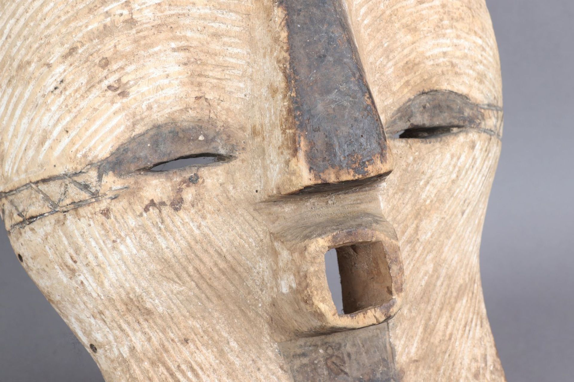 Afrikanische Tanzmaske, der Songye, ¨Kifwebe¨Kongo, Holz, geschnitzt und weiß patiniert, Ker - Image 3 of 3