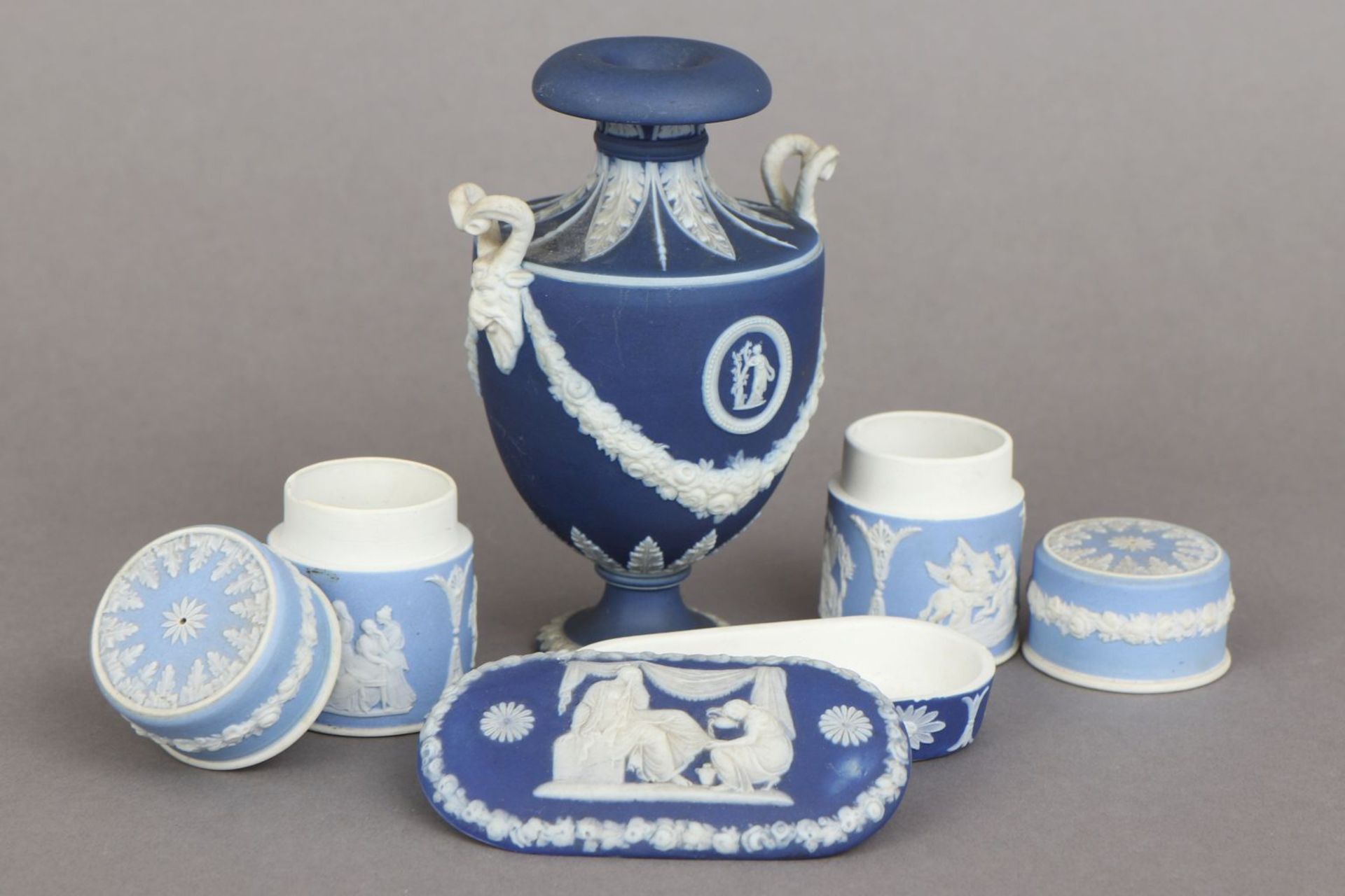 WEDGWOOD Porzellankonvolut19. Jahrhundert, sogenanntes Jasperware, hell- bzw. dunkelblauer Fond - Bild 2 aus 4