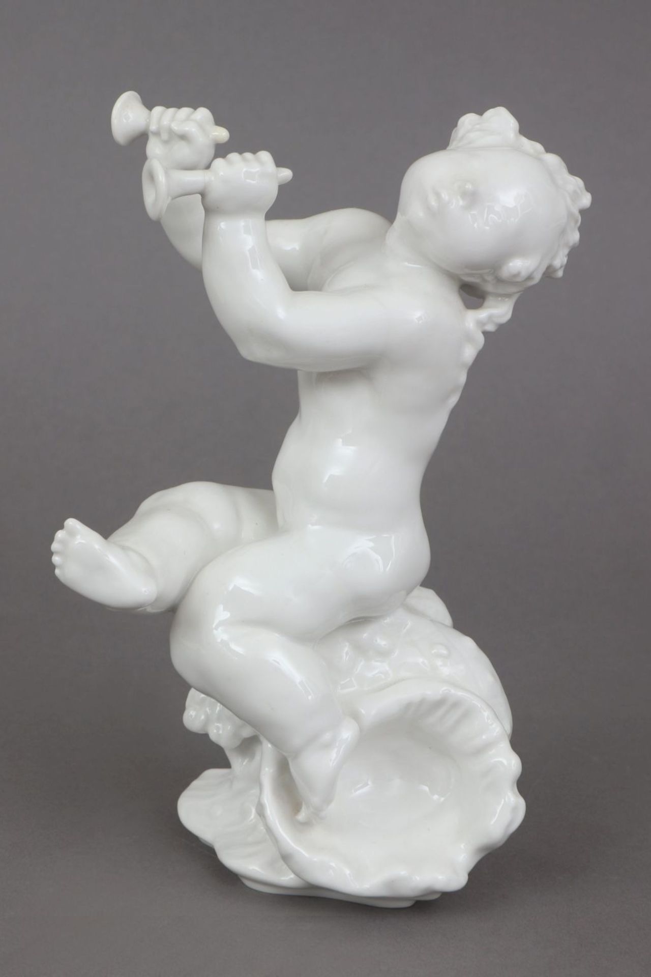 KPM BERLIN Porzellanfigur ¨Putto mit Schalmeien¨2. Hälfte 20. Jahrhundert, Entwurf PAUL SCHE